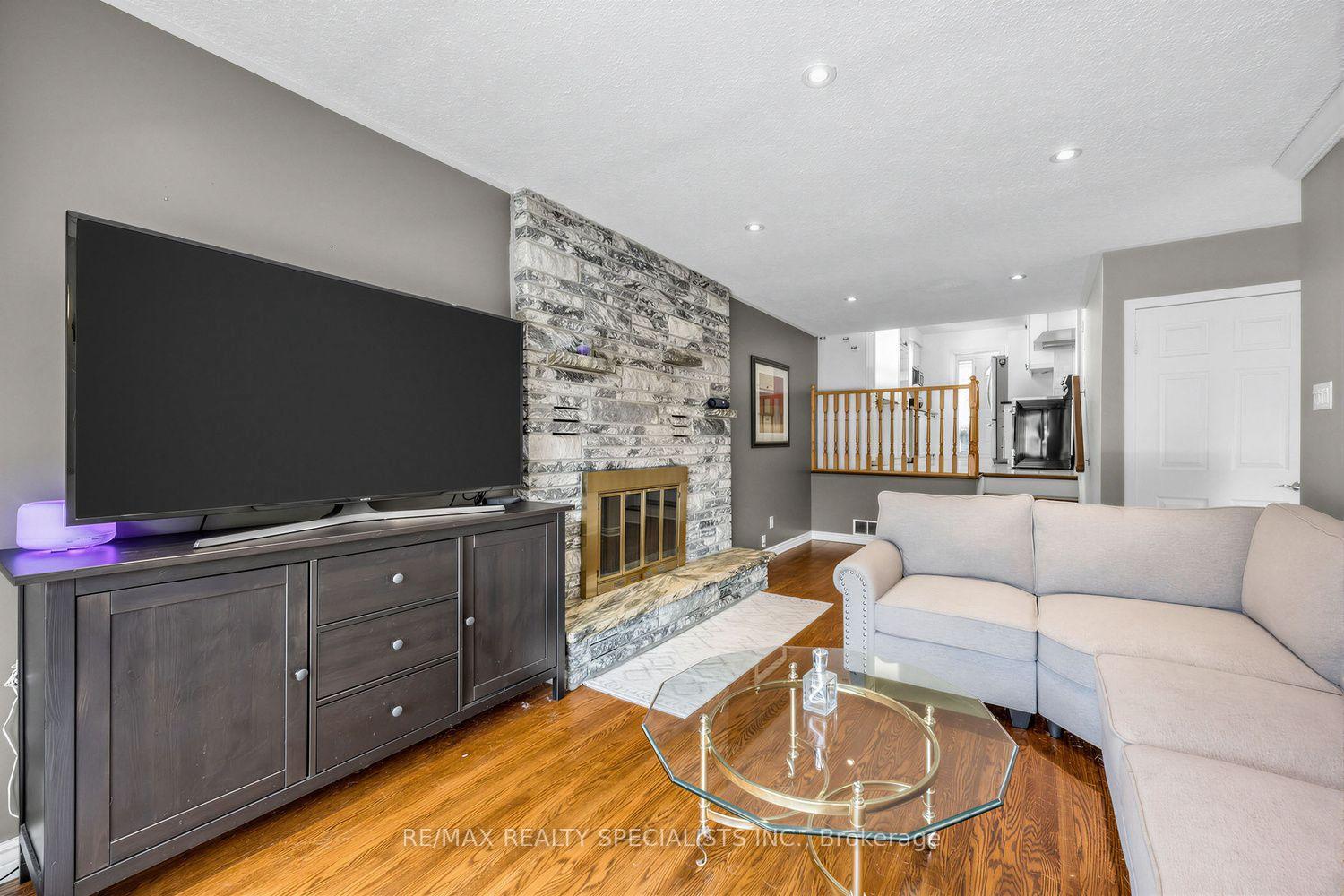 Photo 10 of 16 Langevin Crescent, Scarborough, Centennial Scarborough — HOMEH