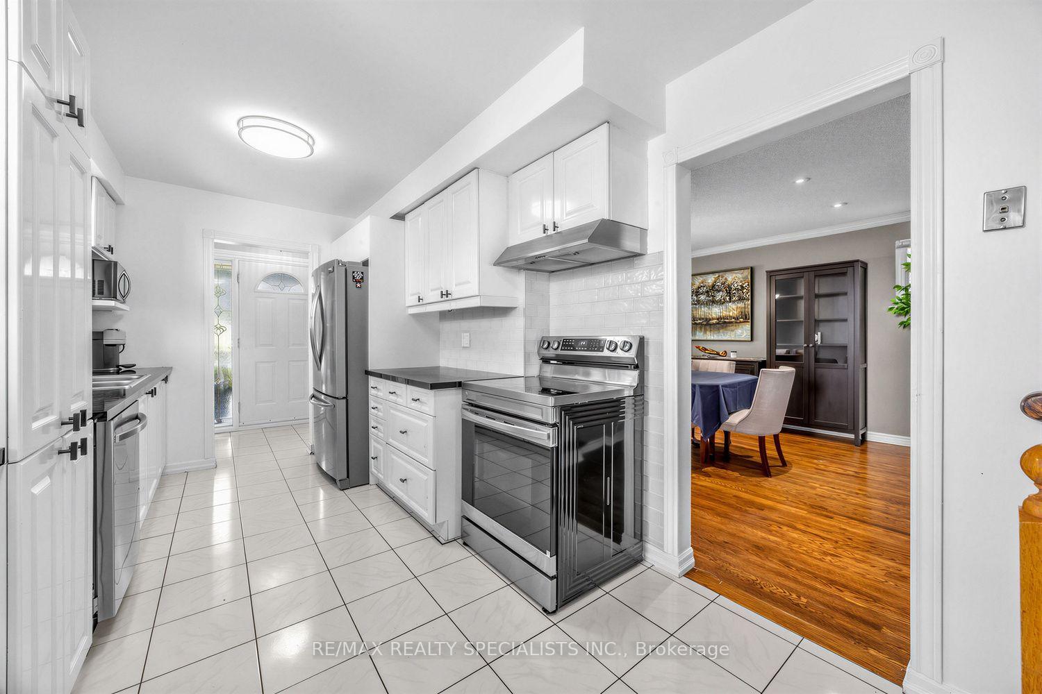 Photo 13 of 16 Langevin Crescent, Scarborough, Centennial Scarborough — HOMEH