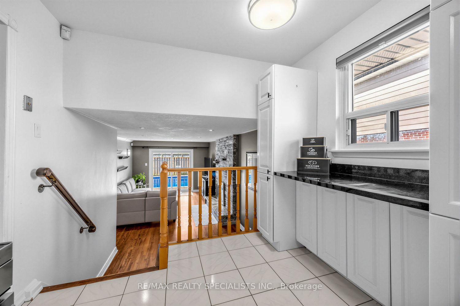 Photo 14 of 16 Langevin Crescent, Scarborough, Centennial Scarborough — HOMEH