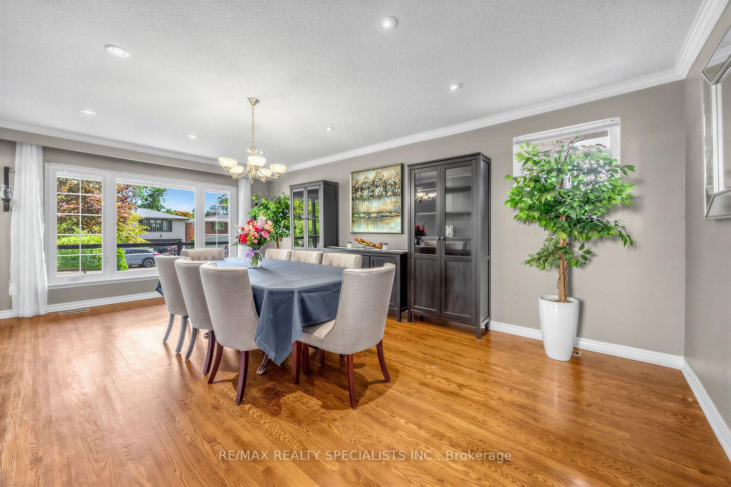 Photo 17 of 16 Langevin Crescent, Scarborough, Centennial Scarborough — HOMEH