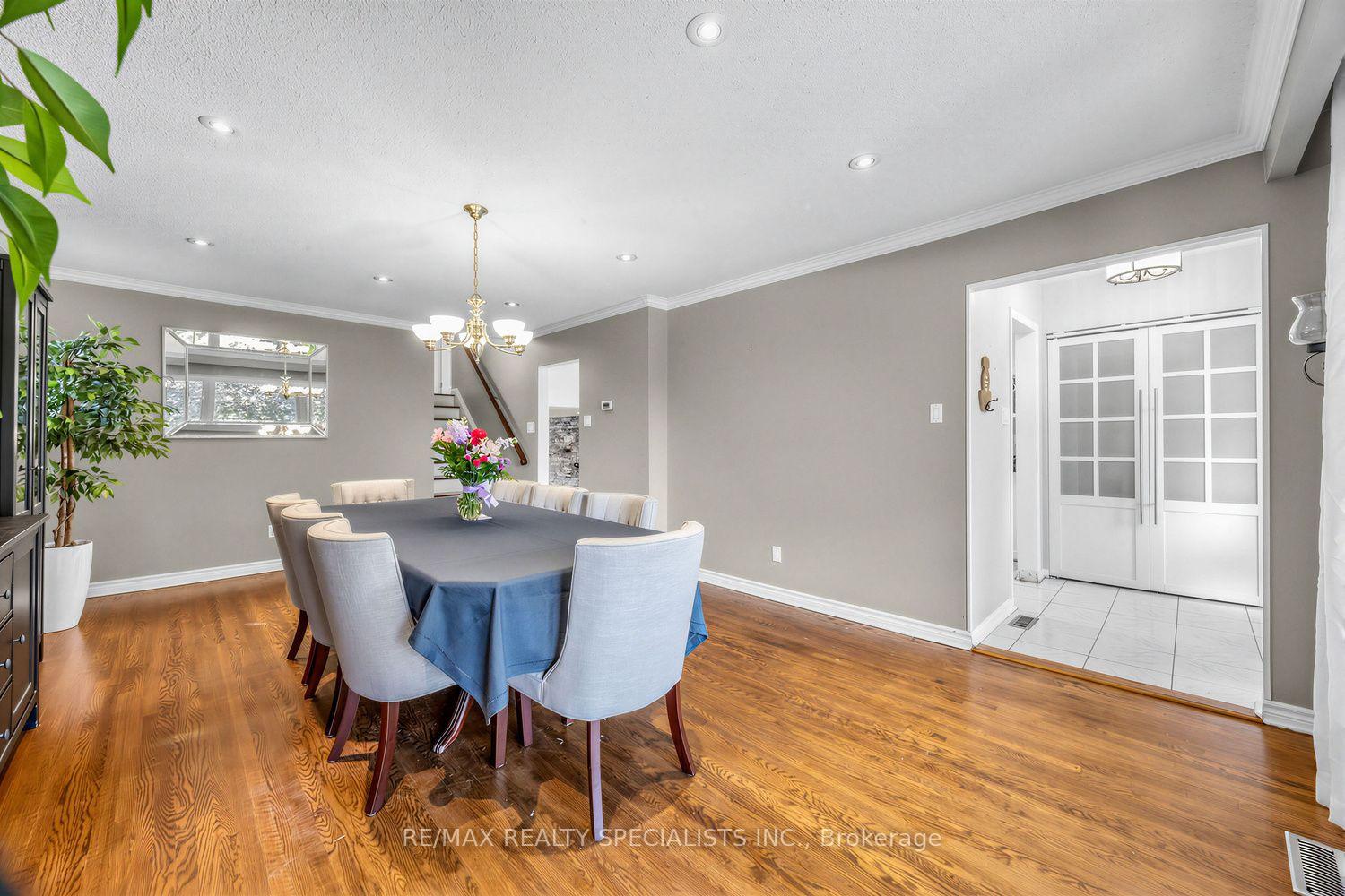 Photo 19 of 16 Langevin Crescent, Scarborough, Centennial Scarborough — HOMEH