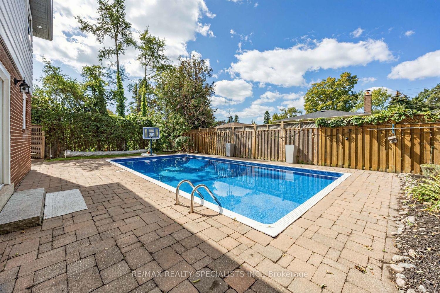 Photo 34 of 16 Langevin Crescent, Scarborough, Centennial Scarborough — HOMEH