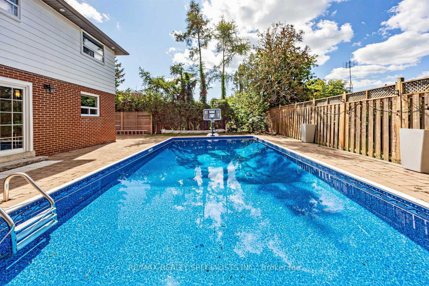 Photo 35 of 16 Langevin Crescent, Scarborough, Centennial Scarborough — HOMEH