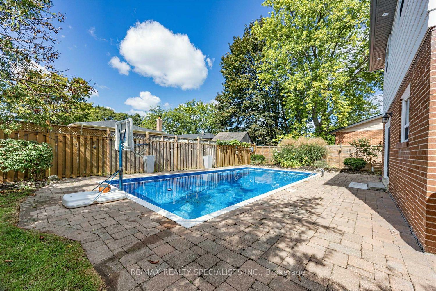 Photo 38 of 16 Langevin Crescent, Scarborough, Centennial Scarborough — HOMEH
