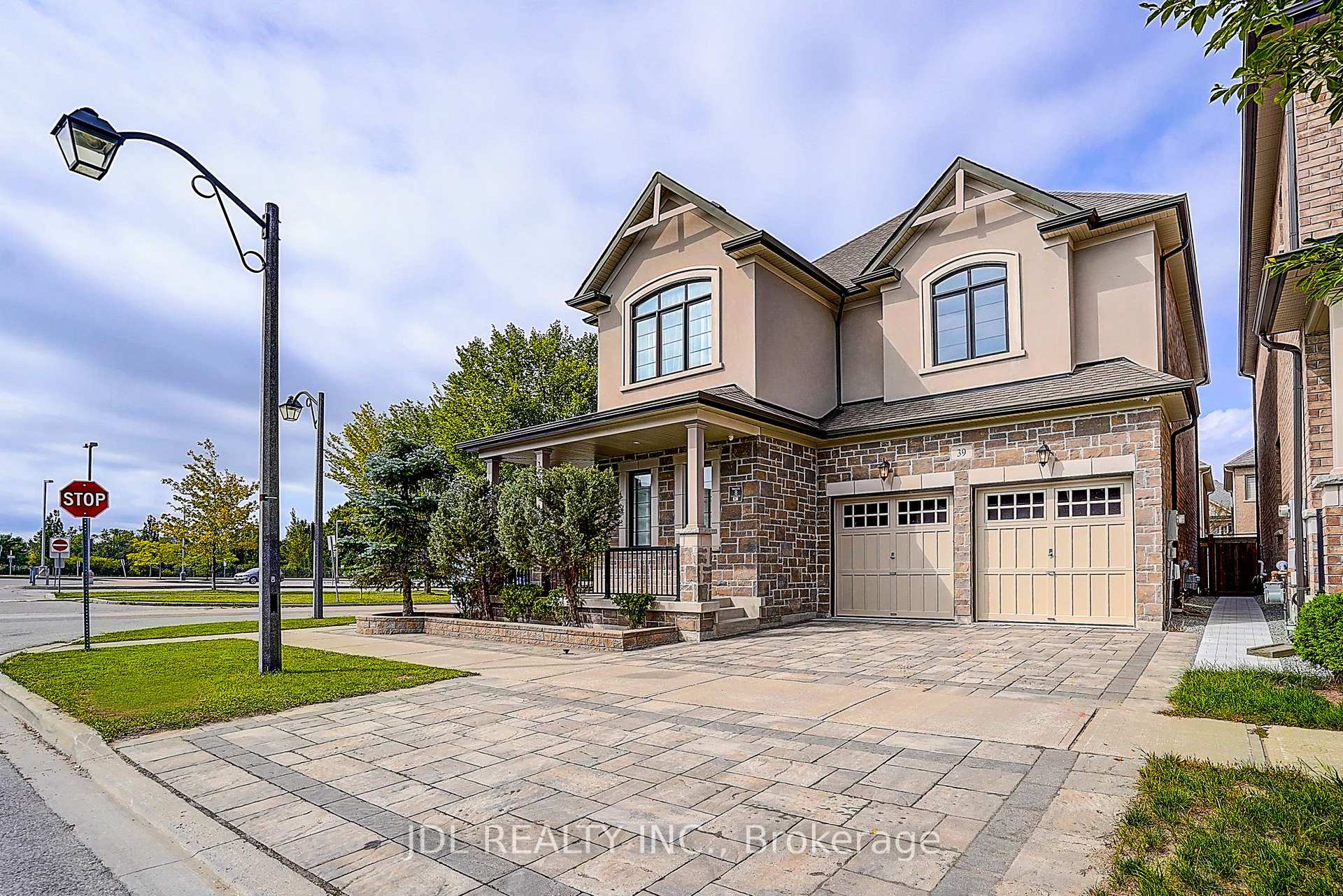 Photo 3 of 39 Jeffrey Nihda Crescent, Markham, Greensborough — HOMEH