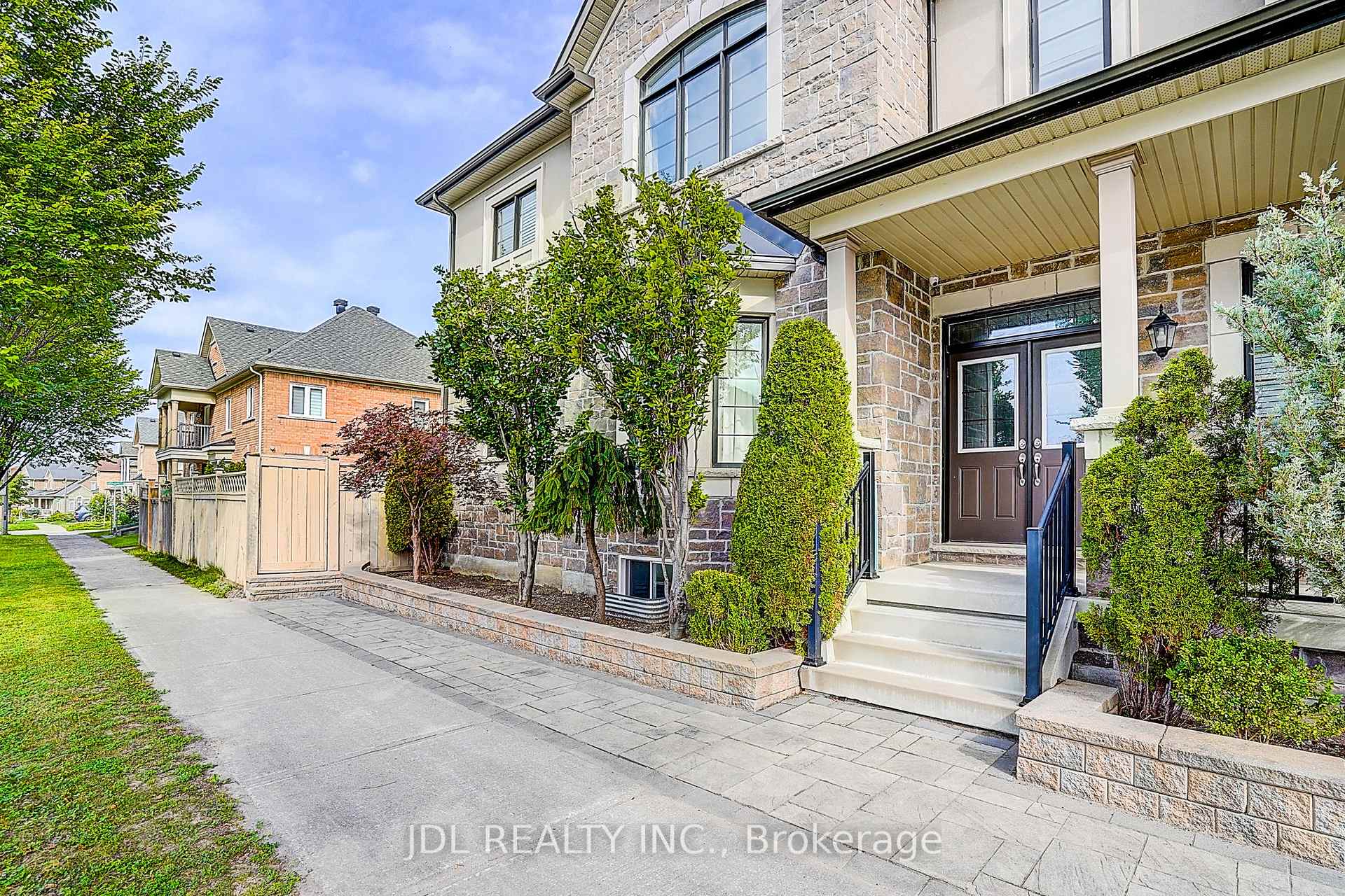 Photo 8 of 39 Jeffrey Nihda Crescent, Markham, Greensborough — HOMEH