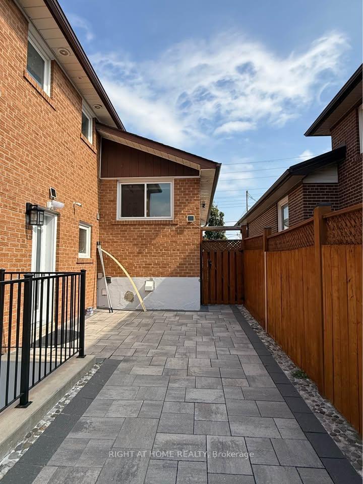 Photo 2 of 2468 Hensall Street, Mississauga, Cooksville — HOMEH