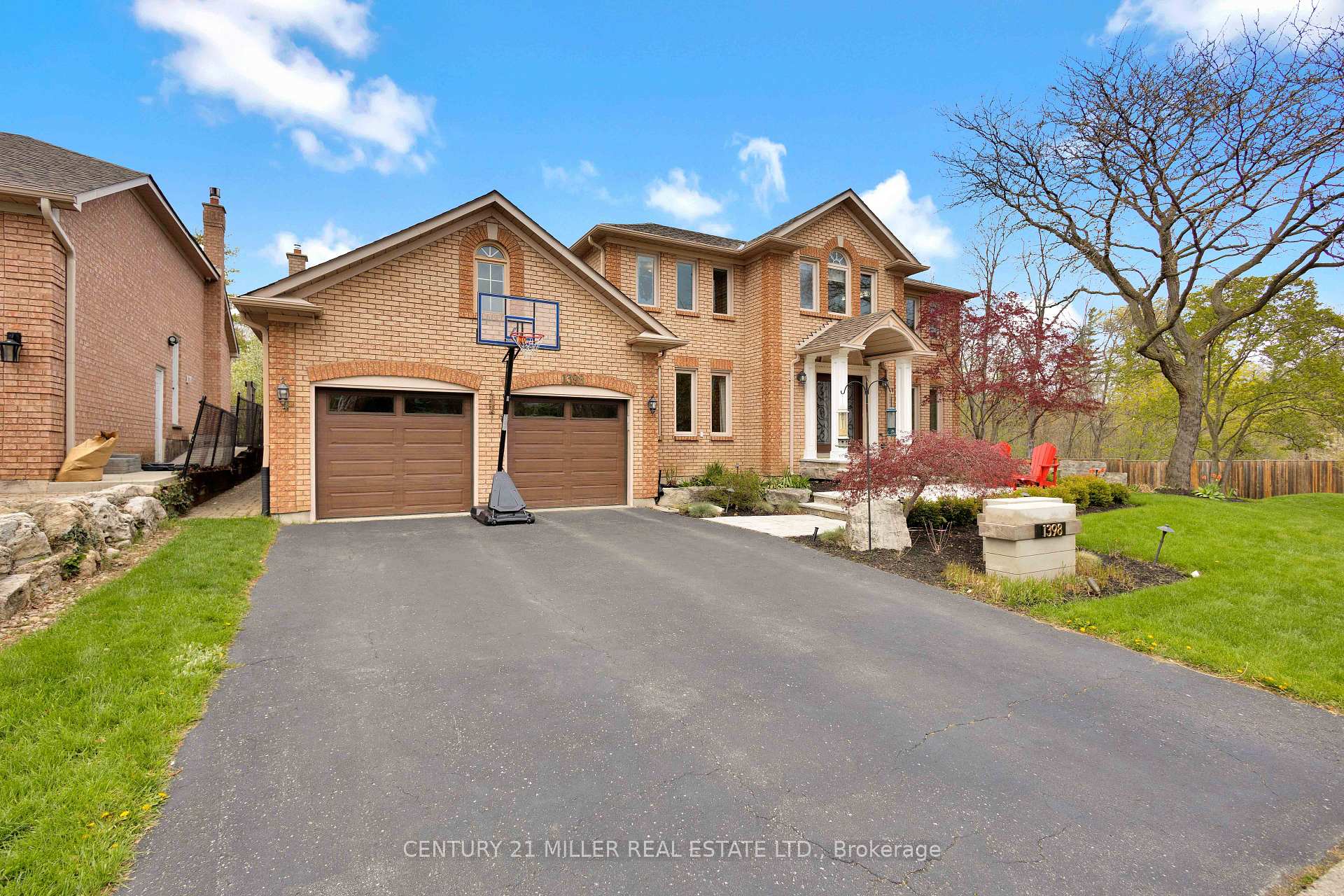 Photo 2 of 1398 Winterberry Drive, Burlington, Tyandaga — HOMEH