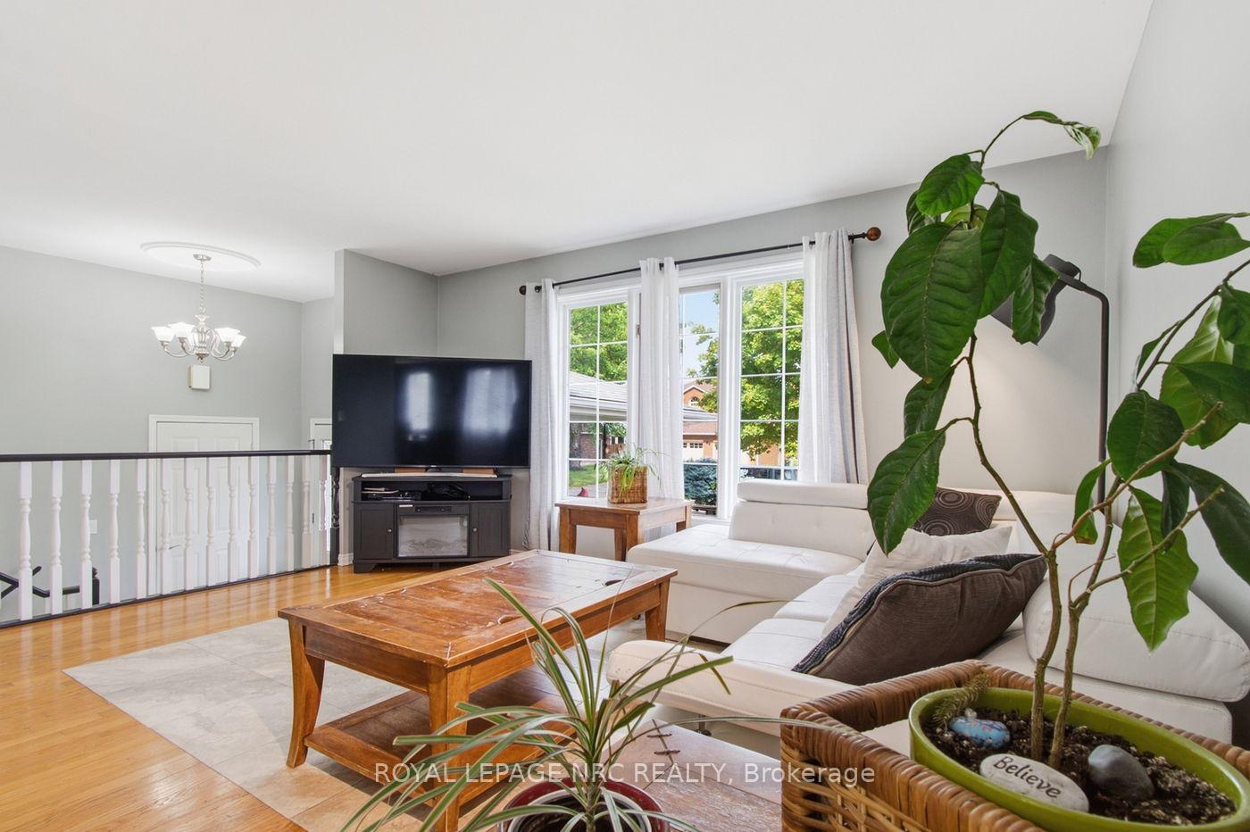 Photo 4 of 39 West Farmington Drive, St. Catharines, Grapeview — HOMEH