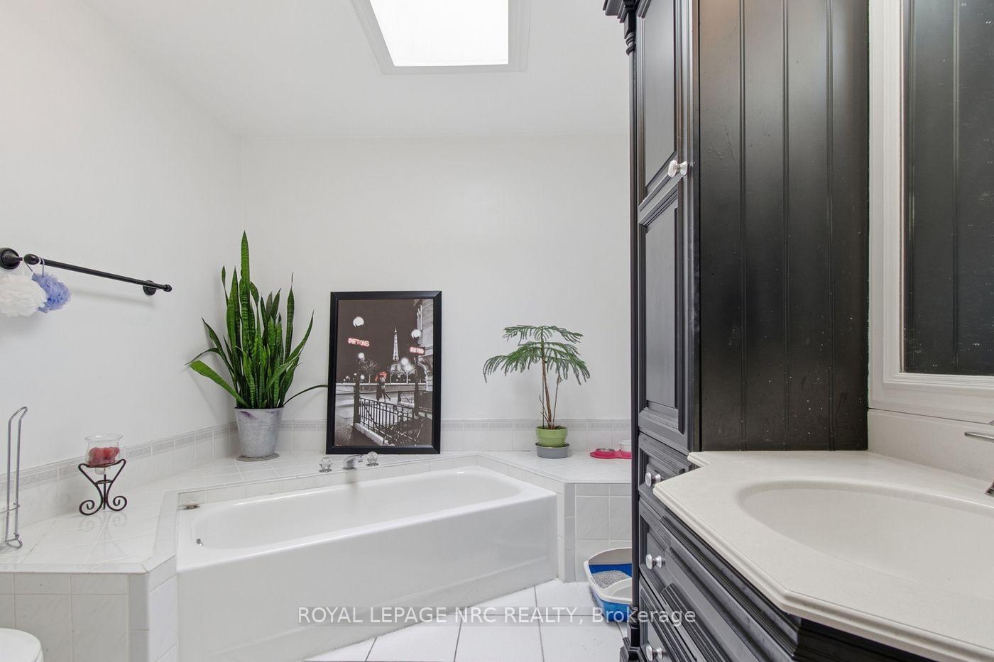 Photo 20 of 39 West Farmington Drive, St. Catharines, Grapeview — HOMEH