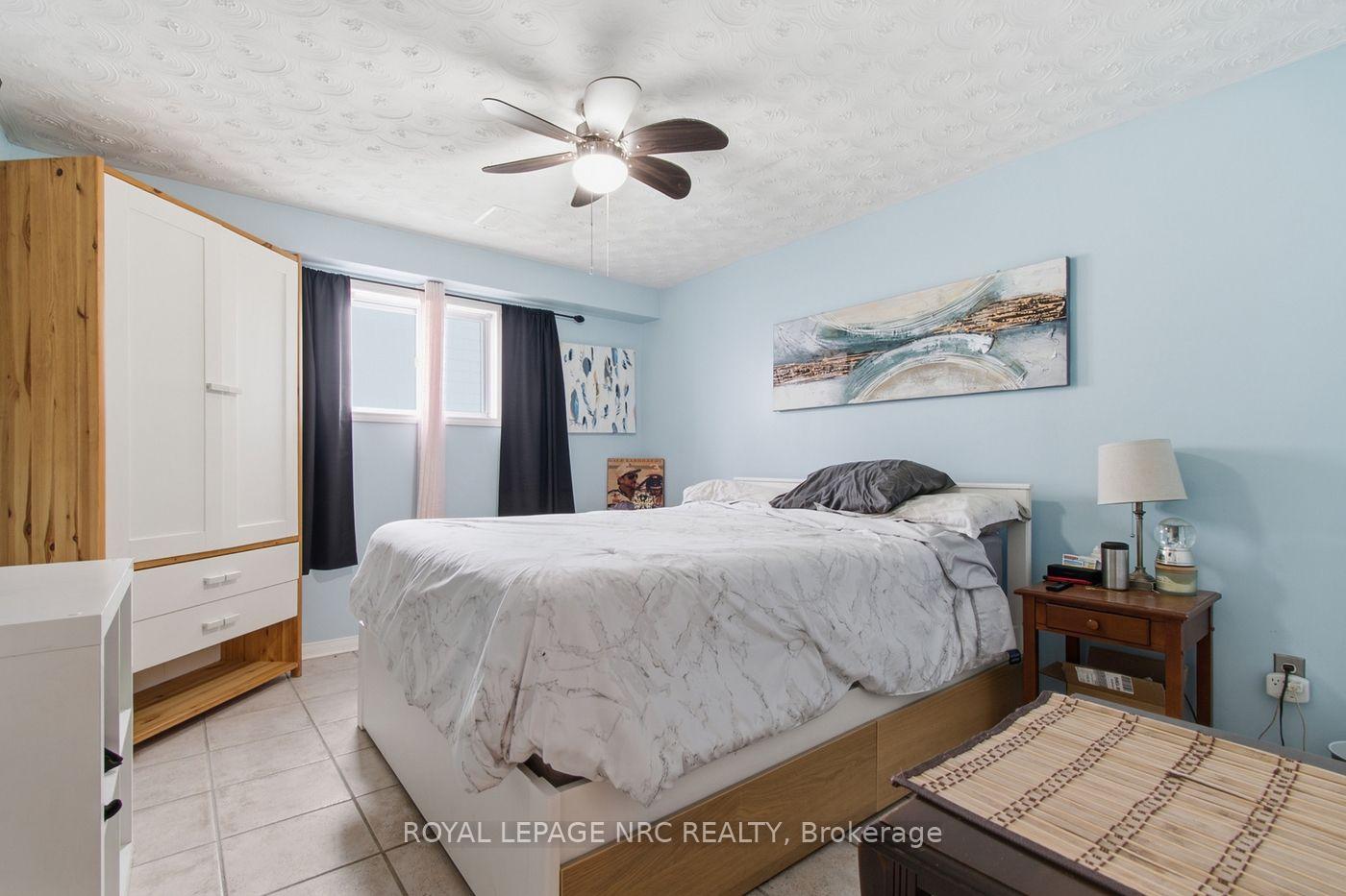 Photo 33 of 39 West Farmington Drive, St. Catharines, Grapeview — HOMEH