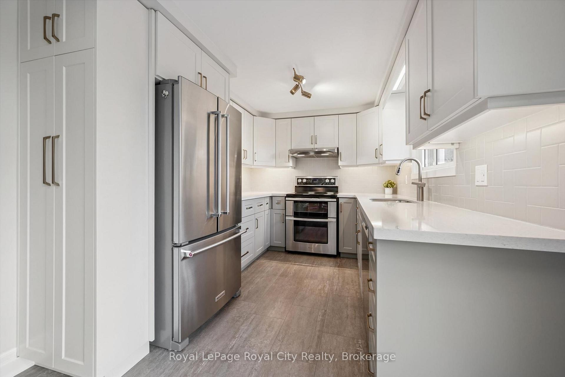 Photo 8 of 32 Thornhill Drive, Guelph, Willow West/Sugarbush/West Acres — HOMEH