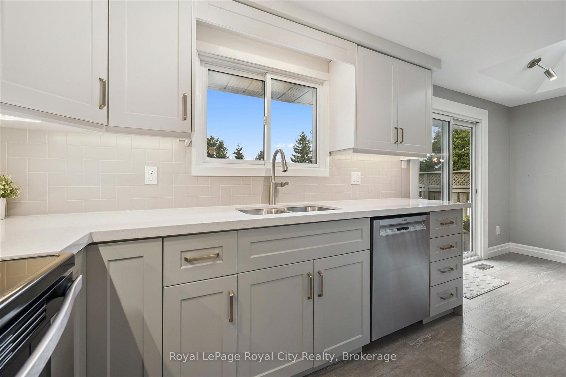 Photo 10 of 32 Thornhill Drive, Guelph, Willow West/Sugarbush/West Acres — HOMEH