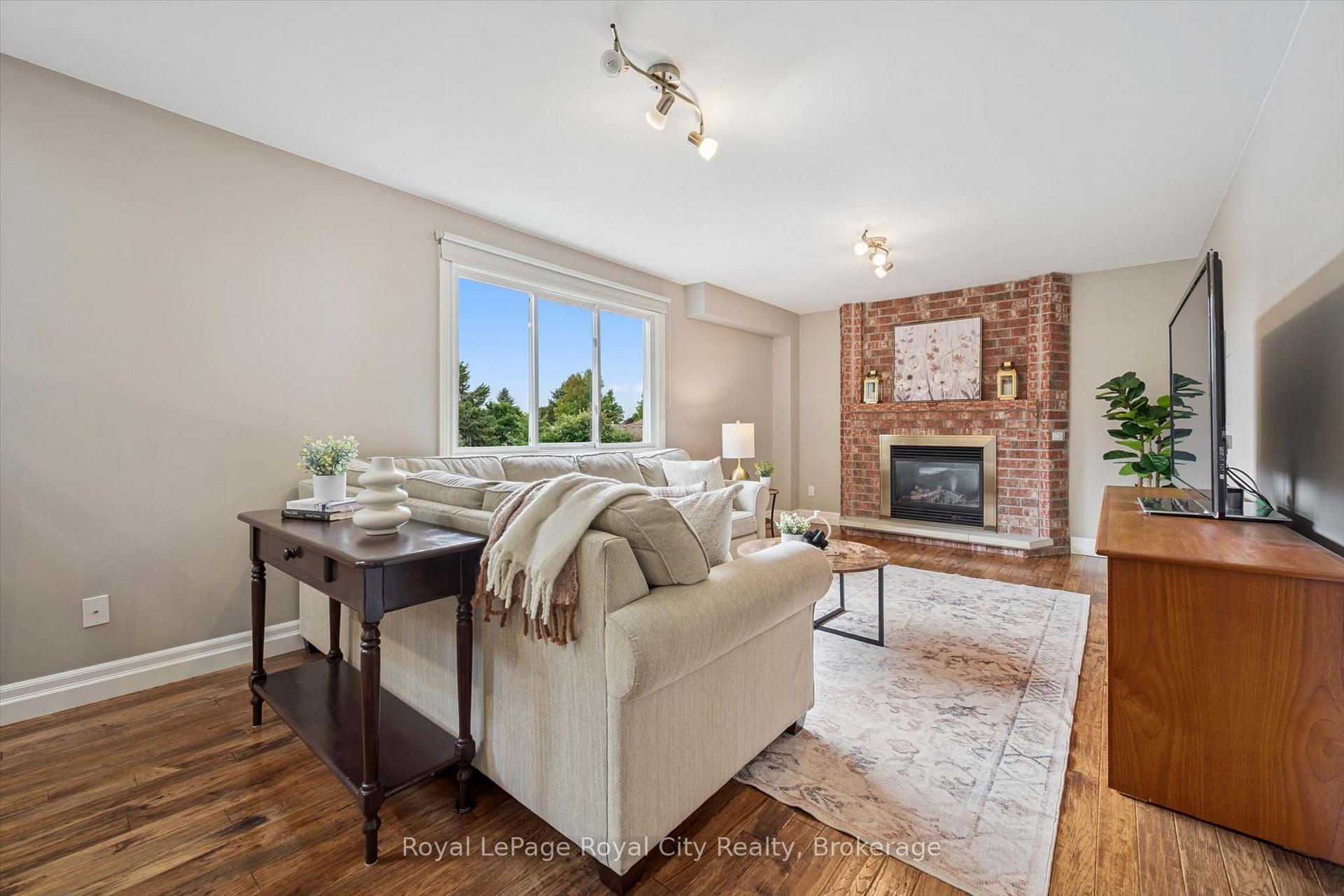 Photo 12 of 32 Thornhill Drive, Guelph, Willow West/Sugarbush/West Acres — HOMEH