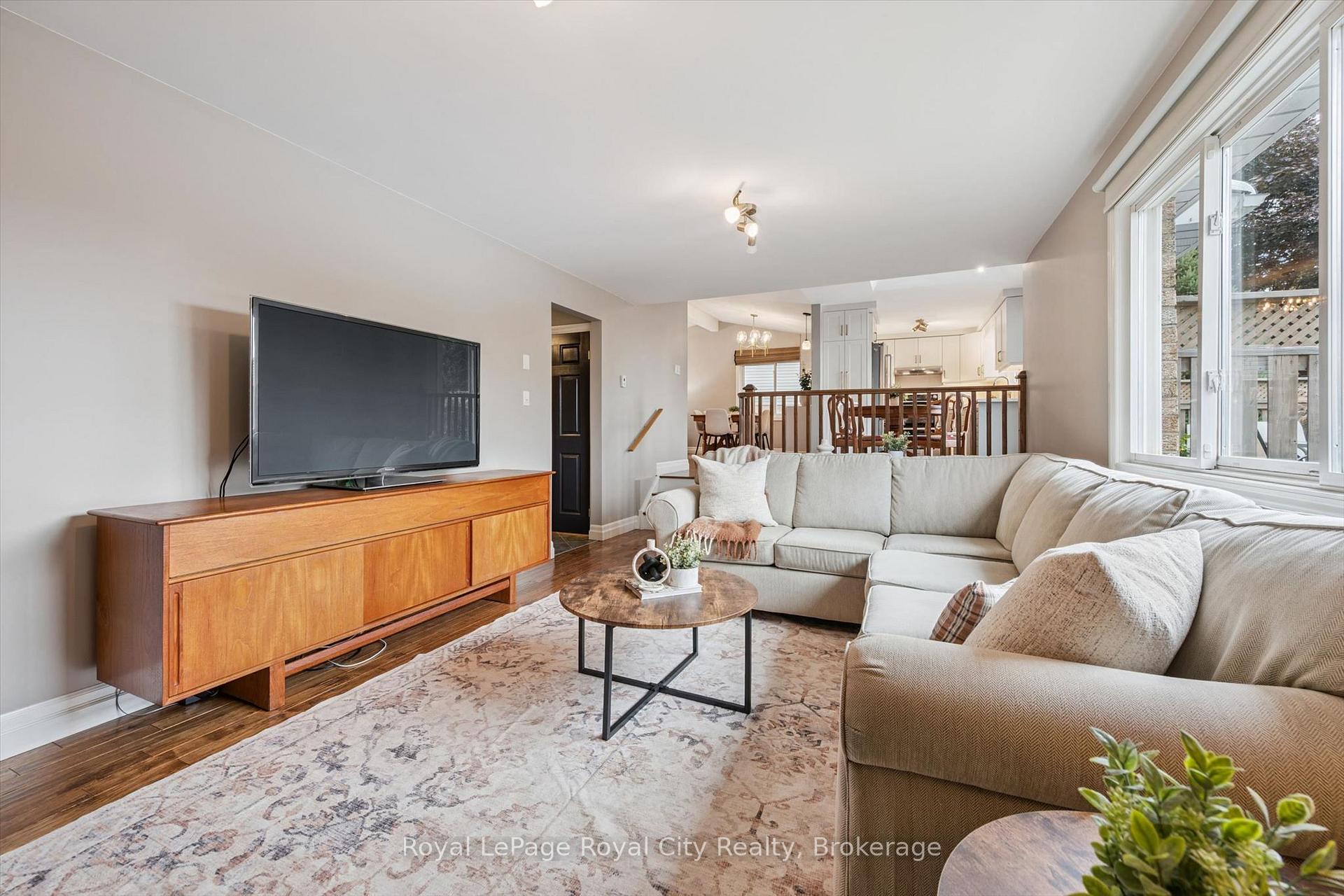 Photo 13 of 32 Thornhill Drive, Guelph, Willow West/Sugarbush/West Acres — HOMEH