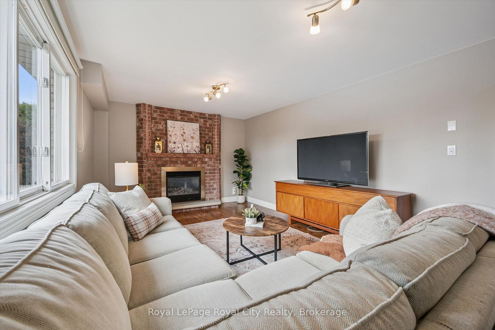 Photo 14 of 32 Thornhill Drive, Guelph, Willow West/Sugarbush/West Acres — HOMEH