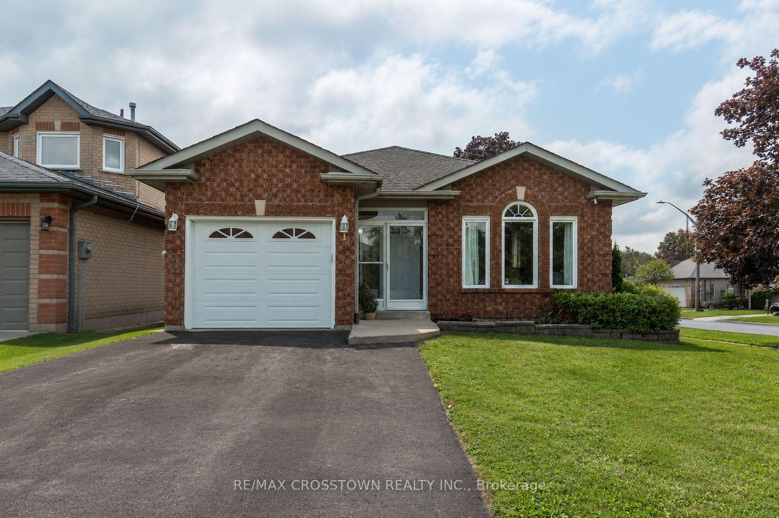 Photo 3 of 1 Lang Drive, Barrie, Northwest — HOMEH