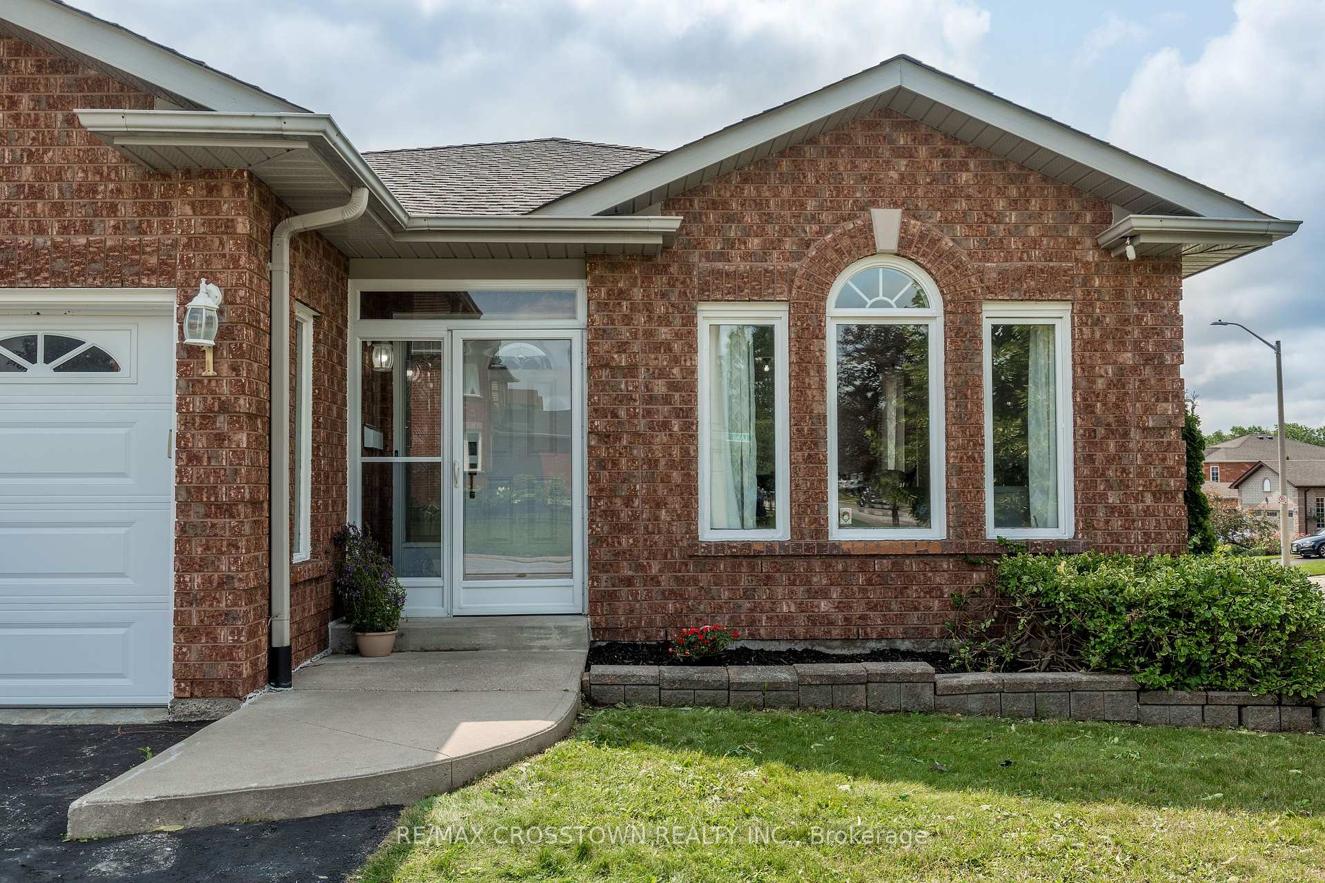 Photo 4 of 1 Lang Drive, Barrie, Northwest — HOMEH