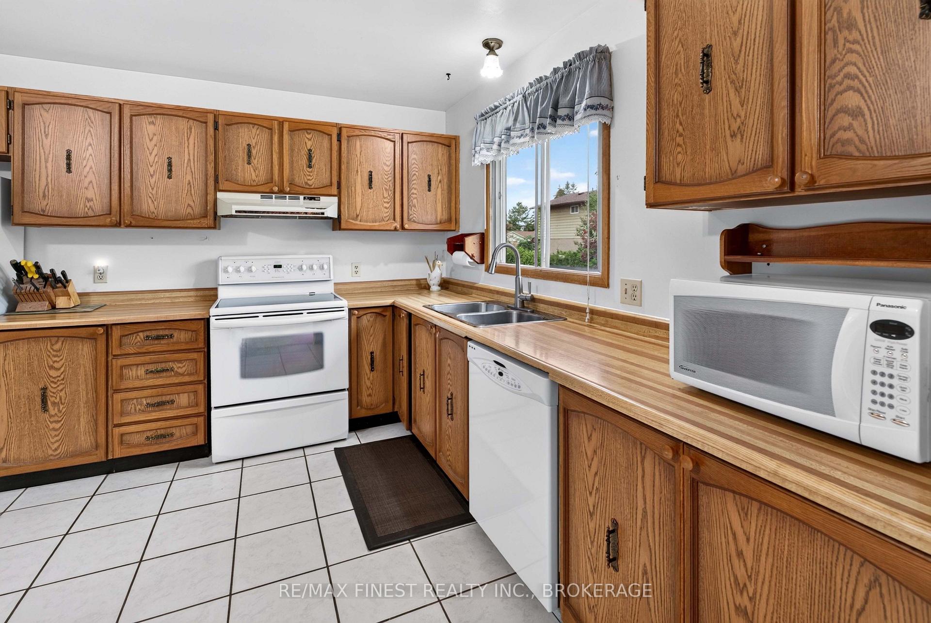 Photo 18 of 925 Kenshaw Street, Kingston, North of Taylor-Kidd Blvd — HOMEH