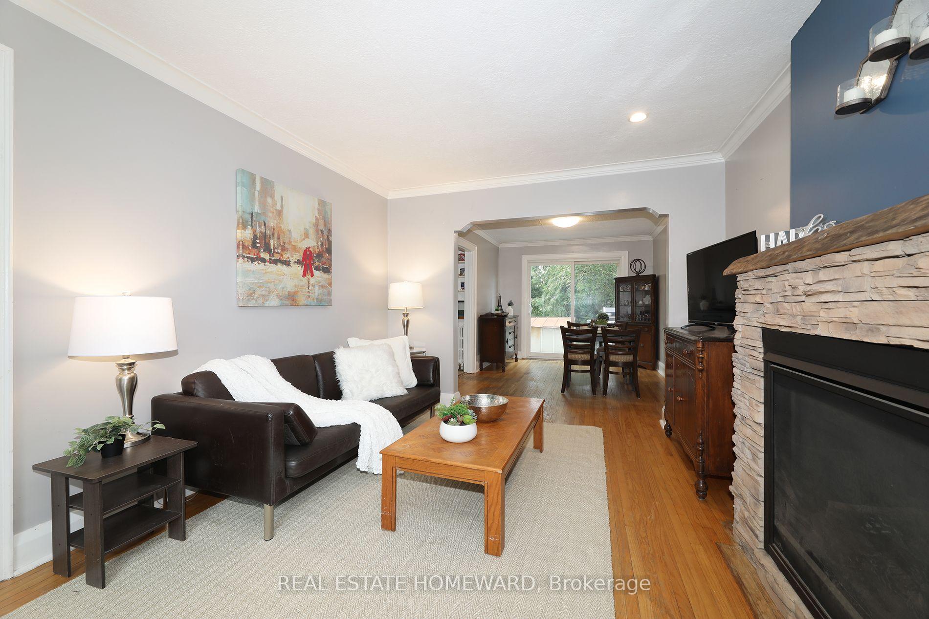 Photo 10 of 1 Pinegrove Avenue, Scarborough, Birchcliffe-Cliffside — HOMEH