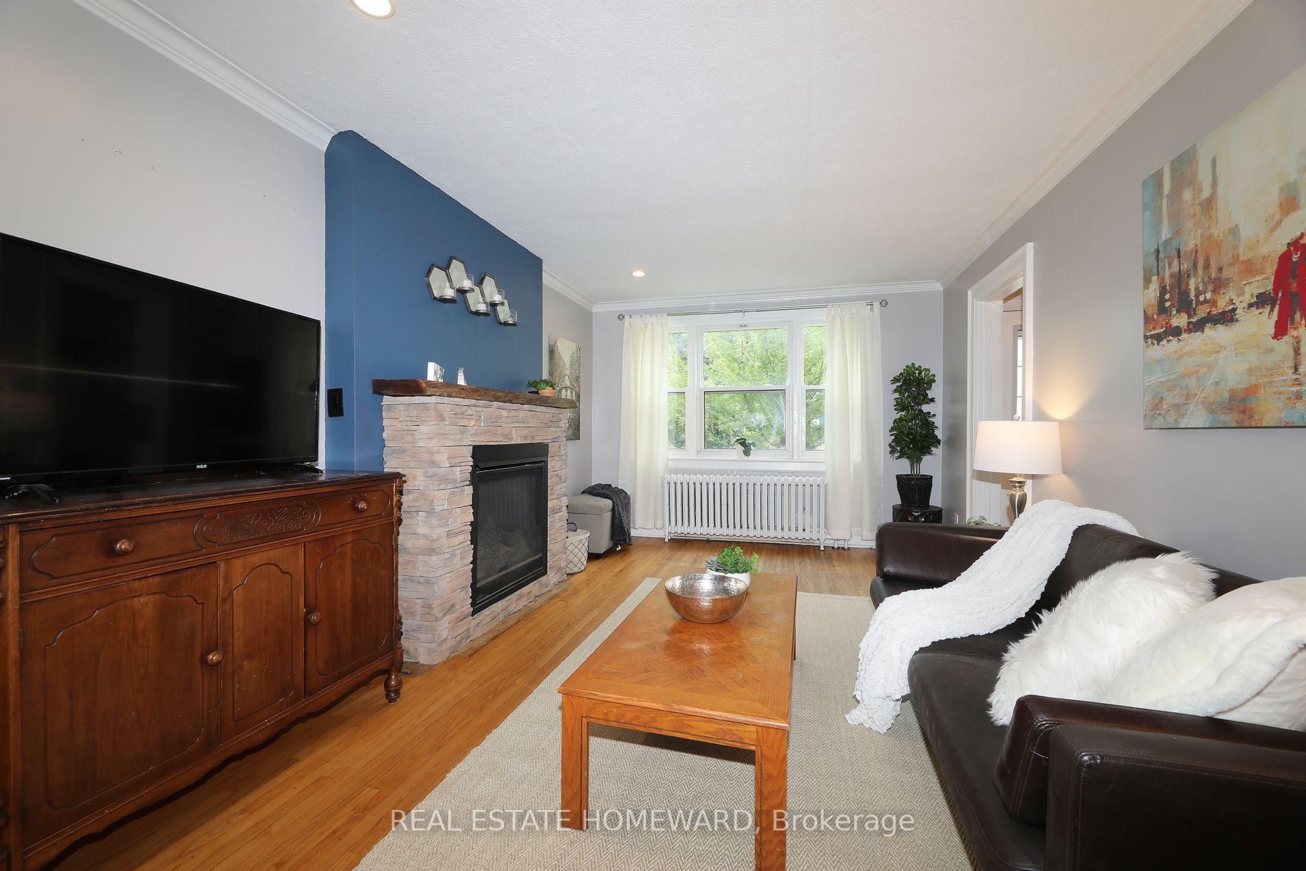 Photo 11 of 1 Pinegrove Avenue, Scarborough, Birchcliffe-Cliffside — HOMEH