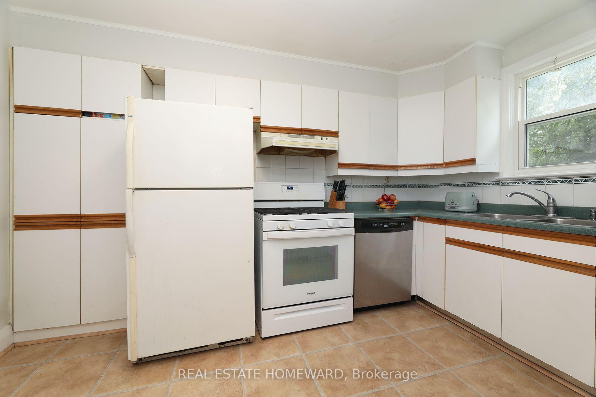 Photo 16 of 1 Pinegrove Avenue, Scarborough, Birchcliffe-Cliffside — HOMEH