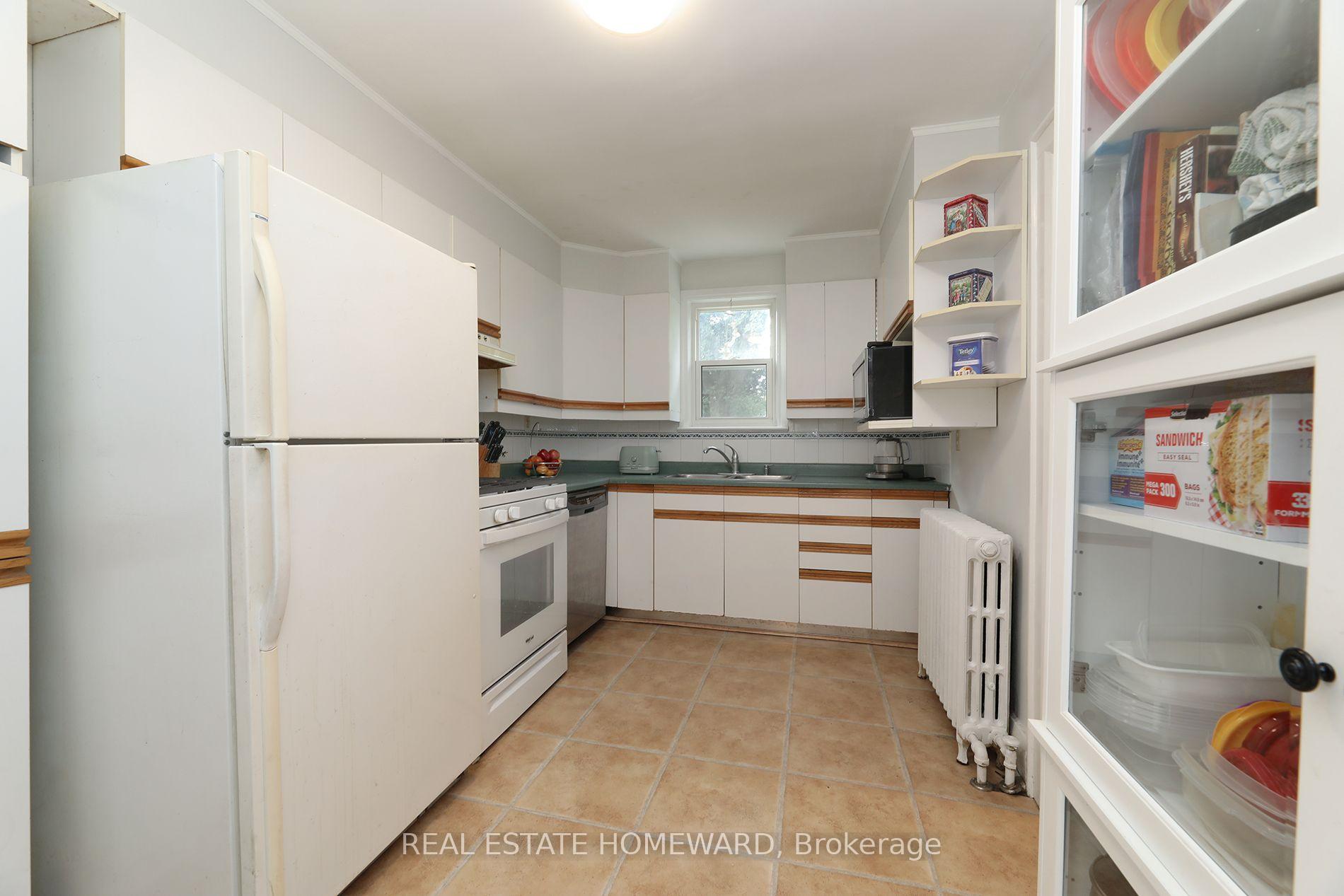 Photo 17 of 1 Pinegrove Avenue, Scarborough, Birchcliffe-Cliffside — HOMEH