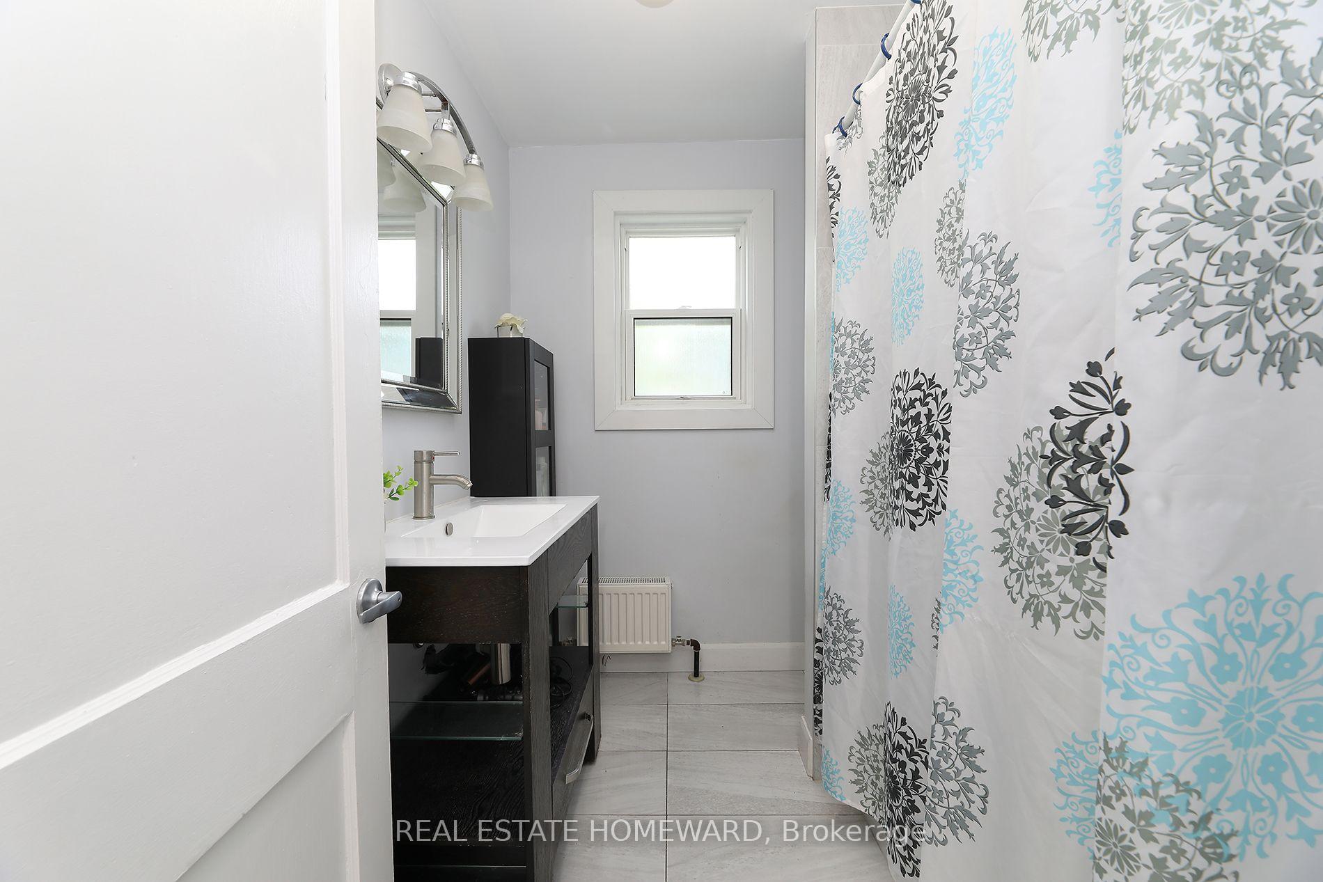 Photo 25 of 1 Pinegrove Avenue, Scarborough, Birchcliffe-Cliffside — HOMEH