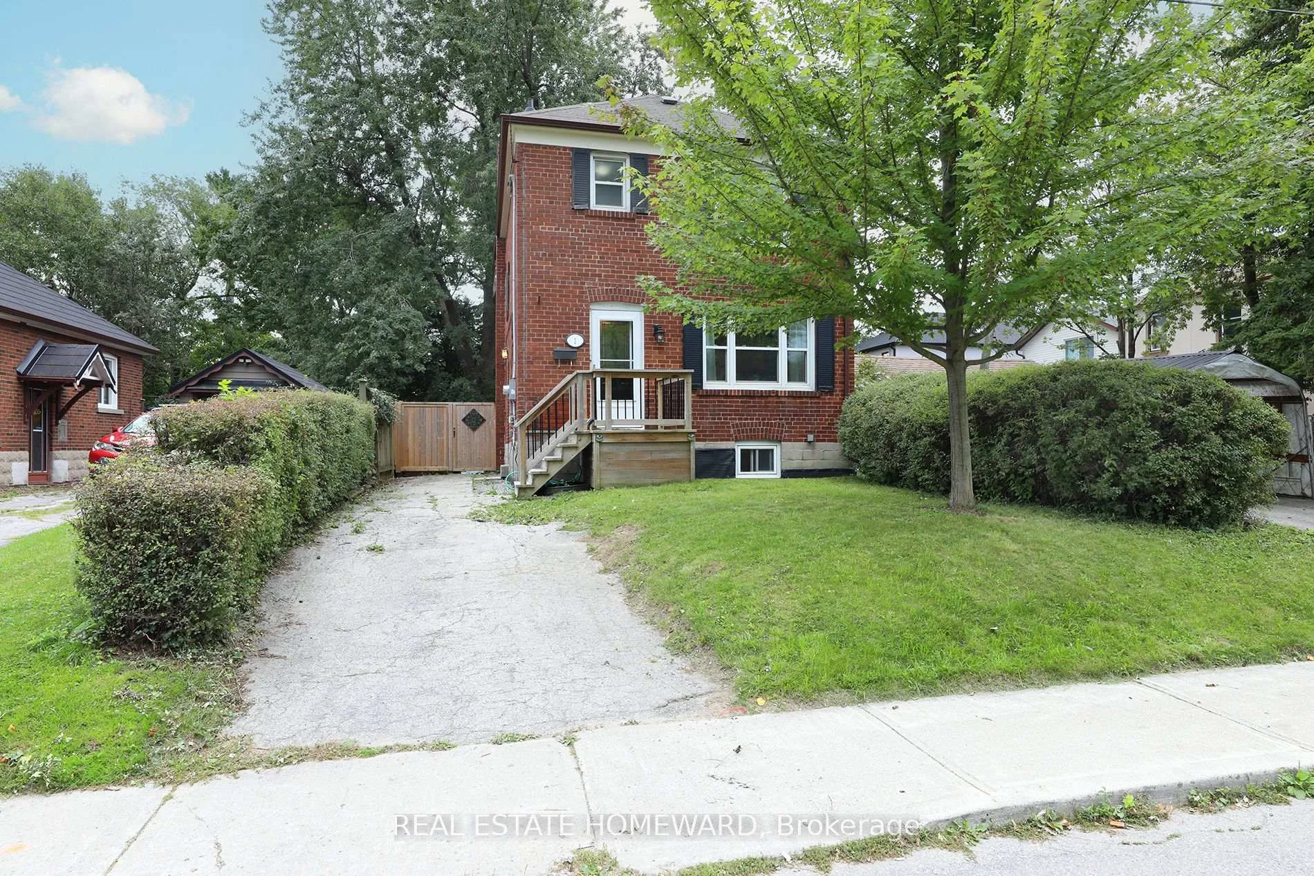 Photo 2 of 1 Pinegrove Avenue, Scarborough, Birchcliffe-Cliffside — HOMEH