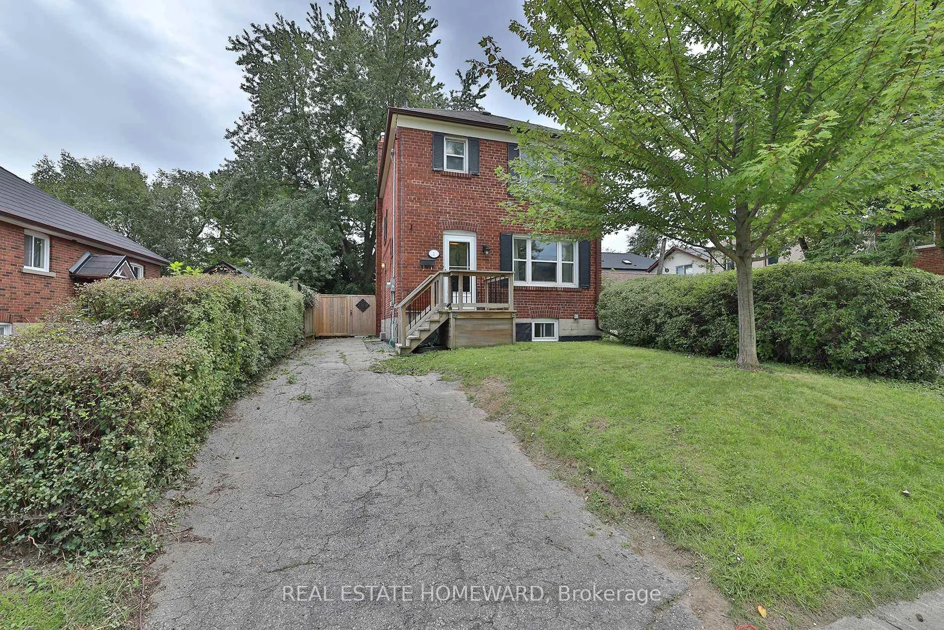 Photo 3 of 1 Pinegrove Avenue, Scarborough, Birchcliffe-Cliffside — HOMEH