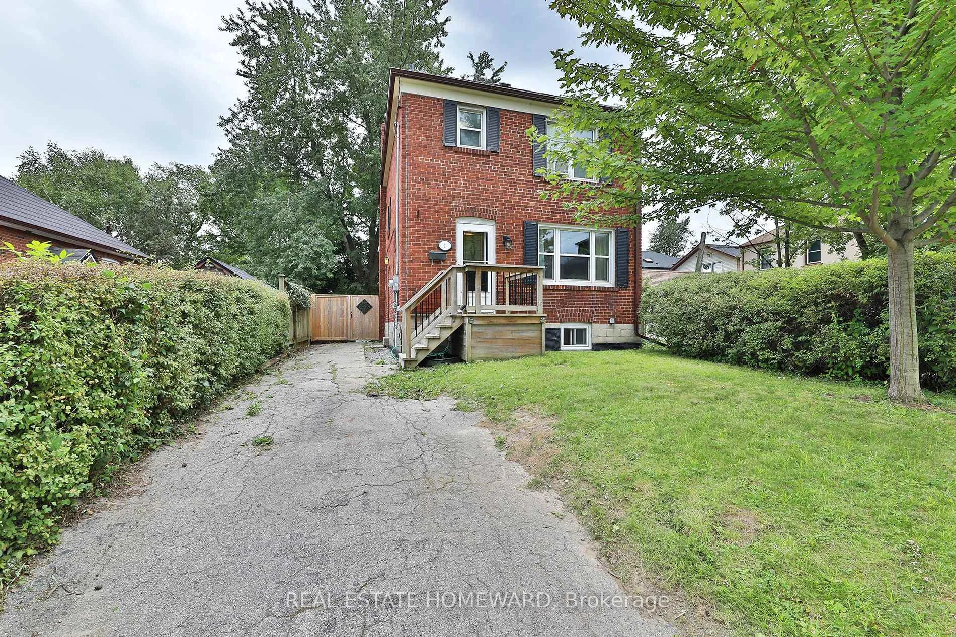 Photo 4 of 1 Pinegrove Avenue, Scarborough, Birchcliffe-Cliffside — HOMEH