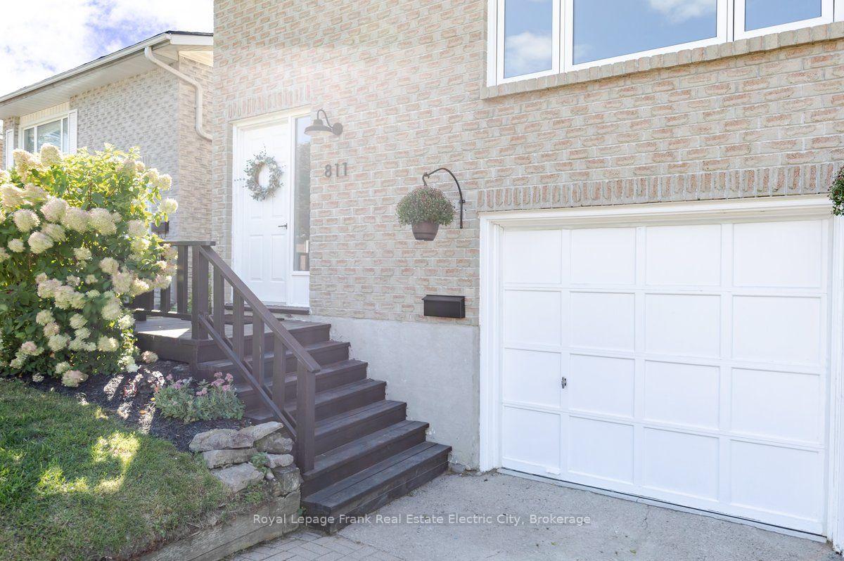 Photo 2 of 811 Mountain Ash Road, Peterborough, Otonabee Ward 1 — HOMEH