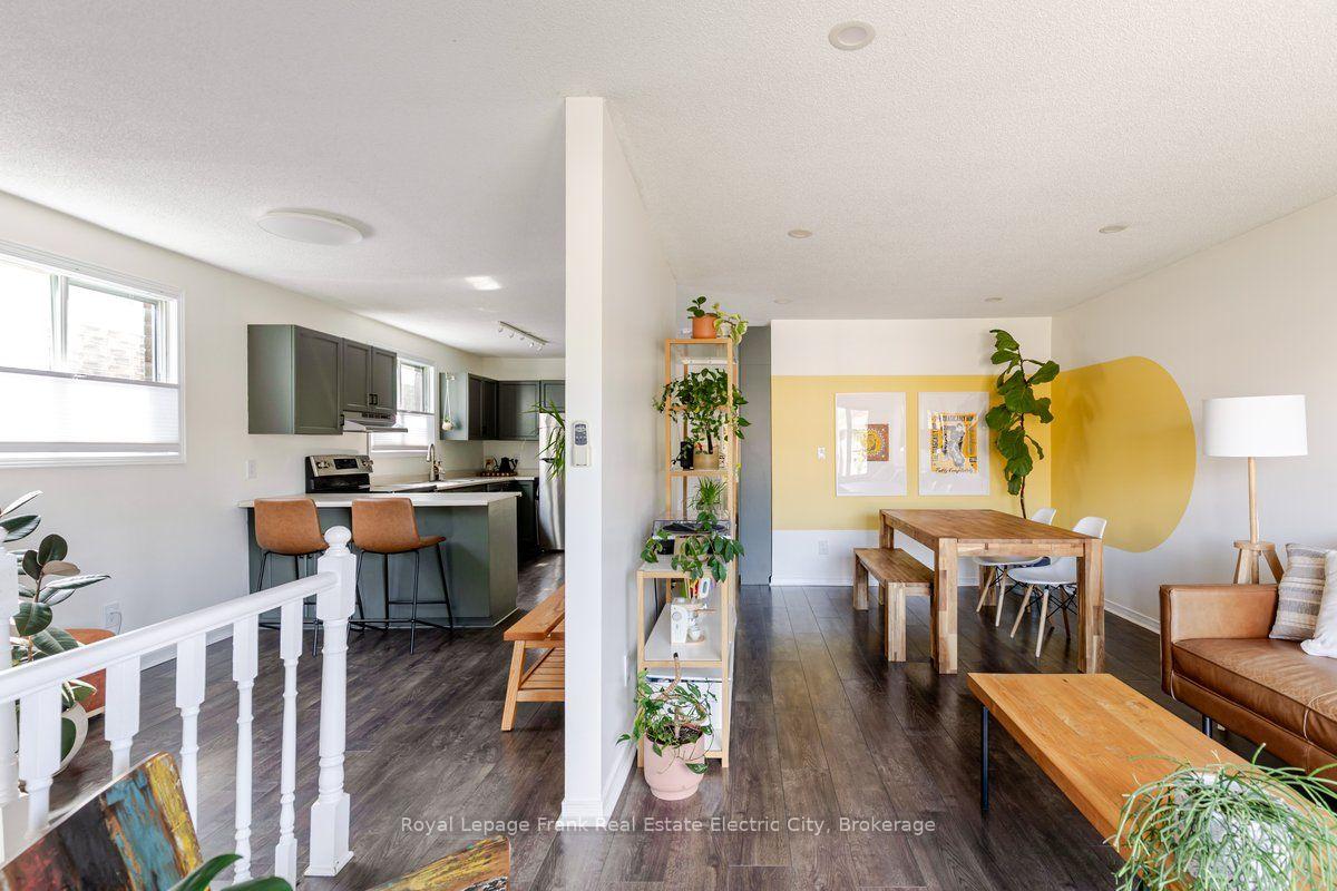 Photo 11 of 811 Mountain Ash Road, Peterborough, Otonabee Ward 1 — HOMEH