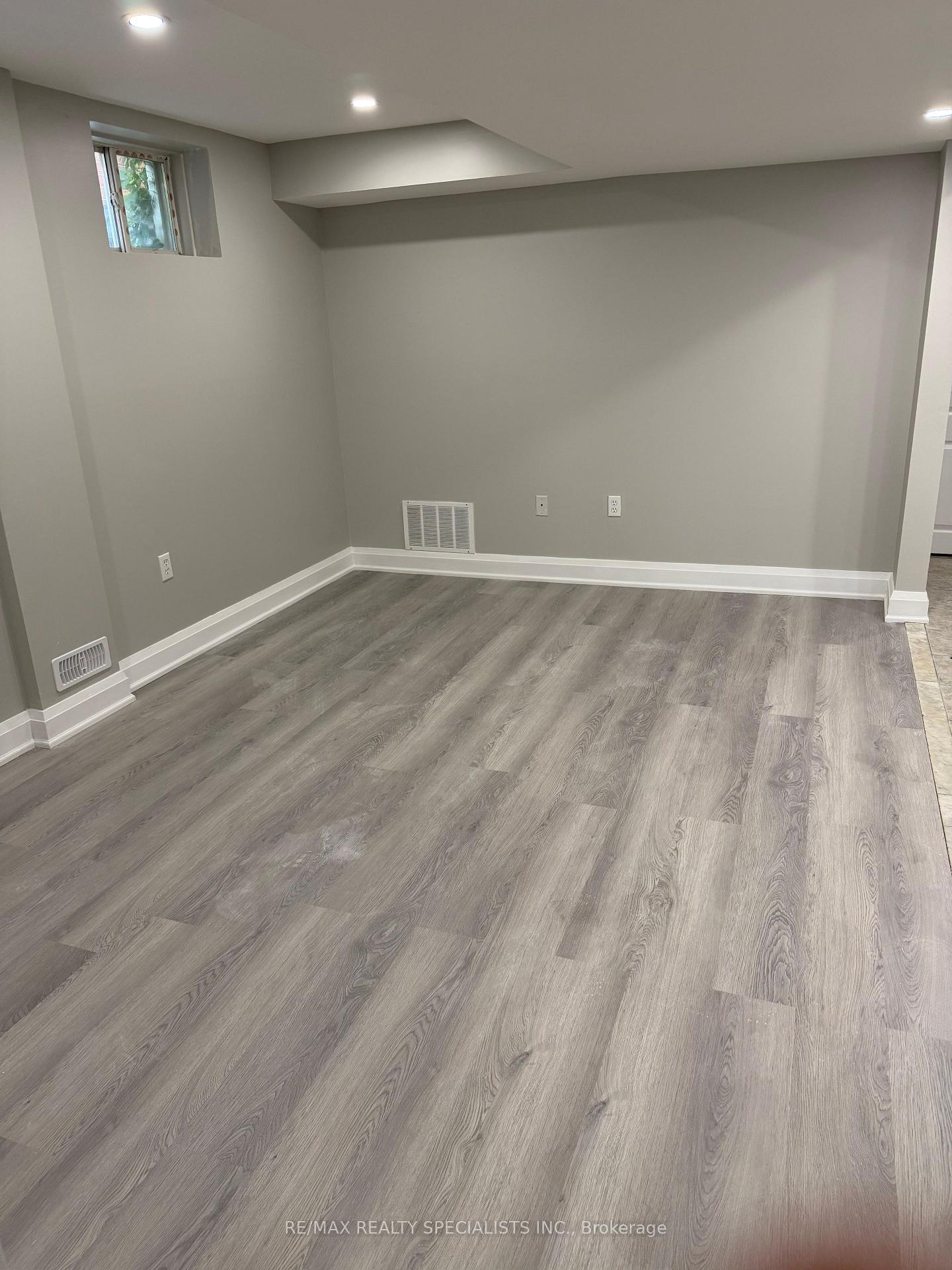 Photo 4 of 19 Mannel (basement) Crescent, Brampton, Bram West — HOMEH