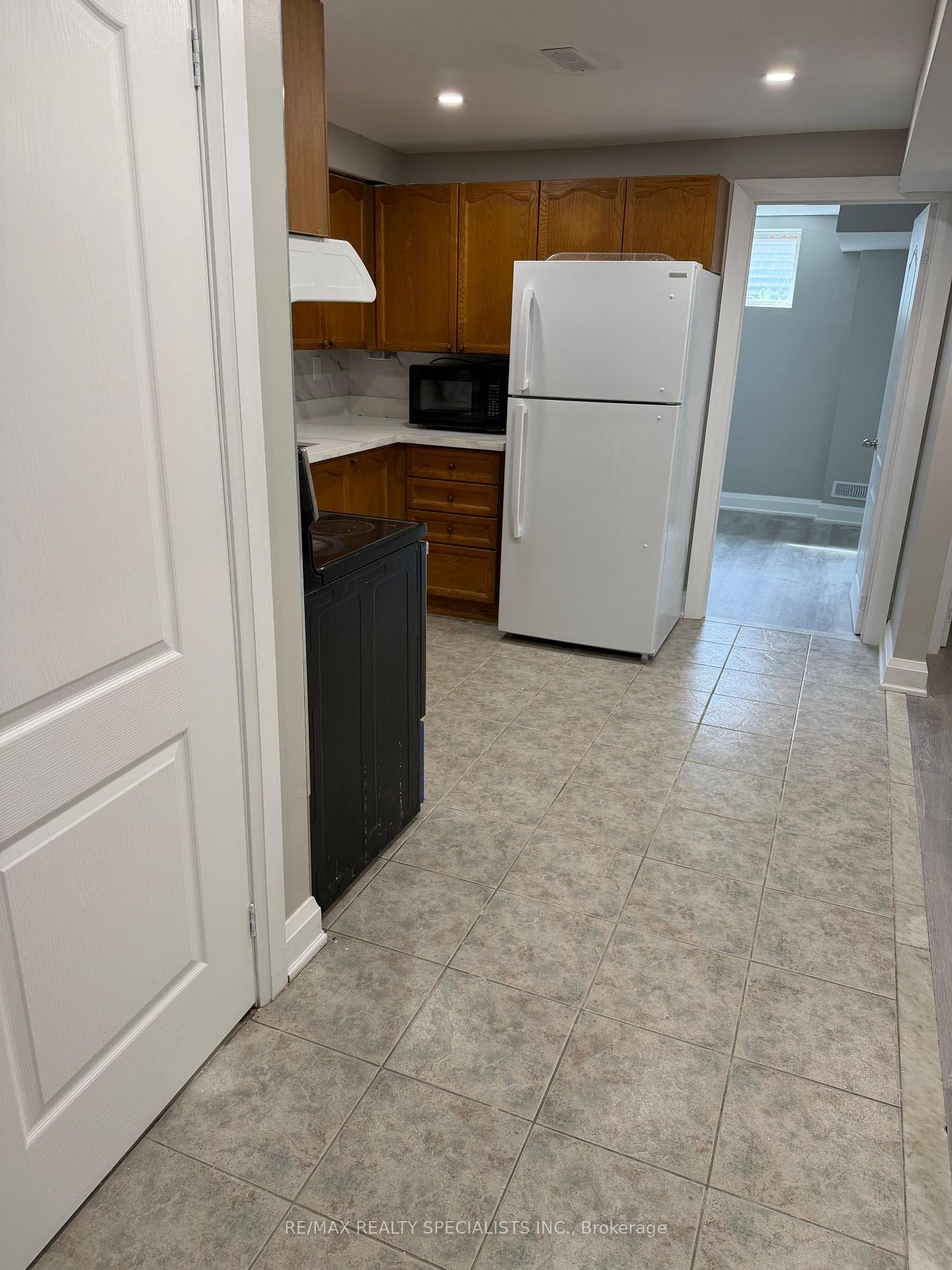 Photo 5 of 19 Mannel (basement) Crescent, Brampton, Bram West — HOMEH