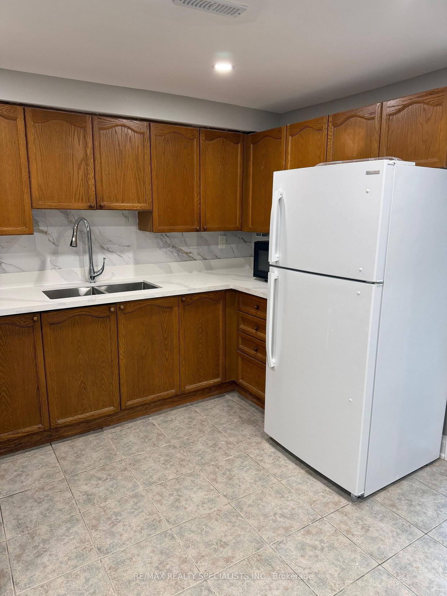 Photo 1 of 19 Mannel (basement) Crescent, Brampton, Bram West — HOMEH