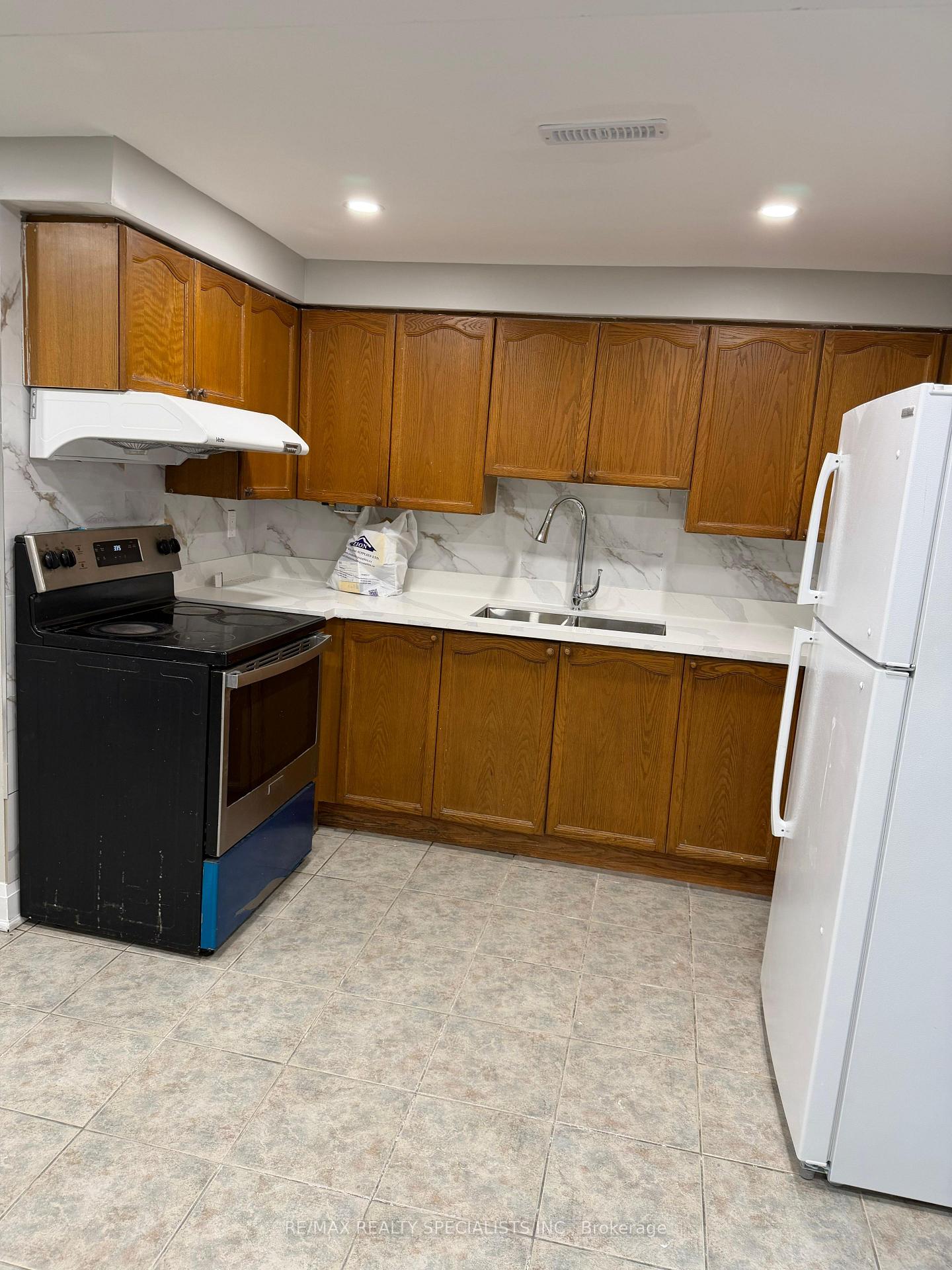 Photo 8 of 19 Mannel (basement) Crescent, Brampton, Bram West — HOMEH