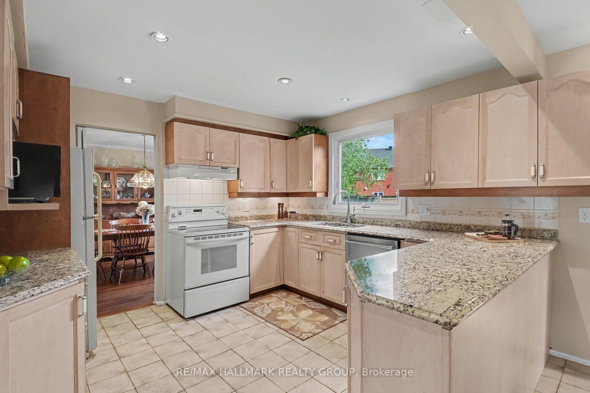 Photo 4 of 41 Denewood Crescent, Ottawa, Pineglen/Country Place — HOMEH