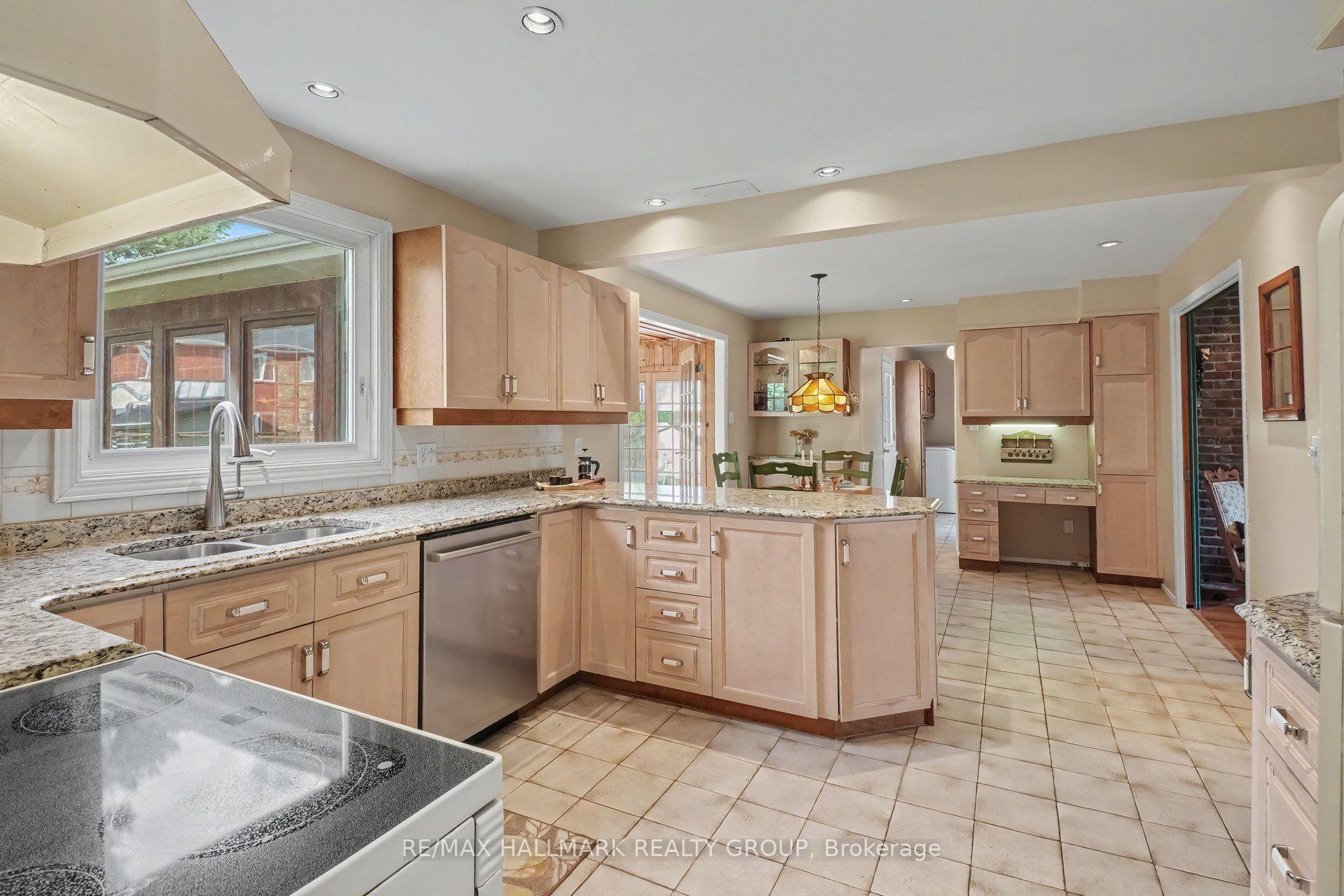 Photo 5 of 41 Denewood Crescent, Ottawa, Pineglen/Country Place — HOMEH