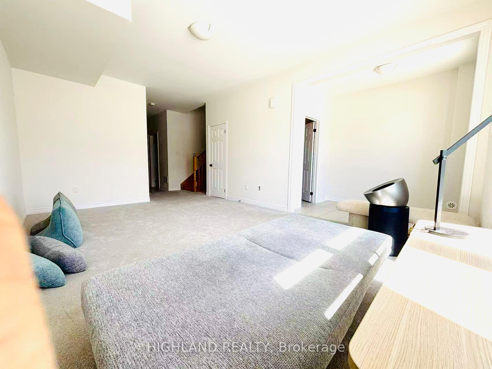 Photo 8 of 12 Robert Eaton Avenue, Markham, Middlefield — HOMEH