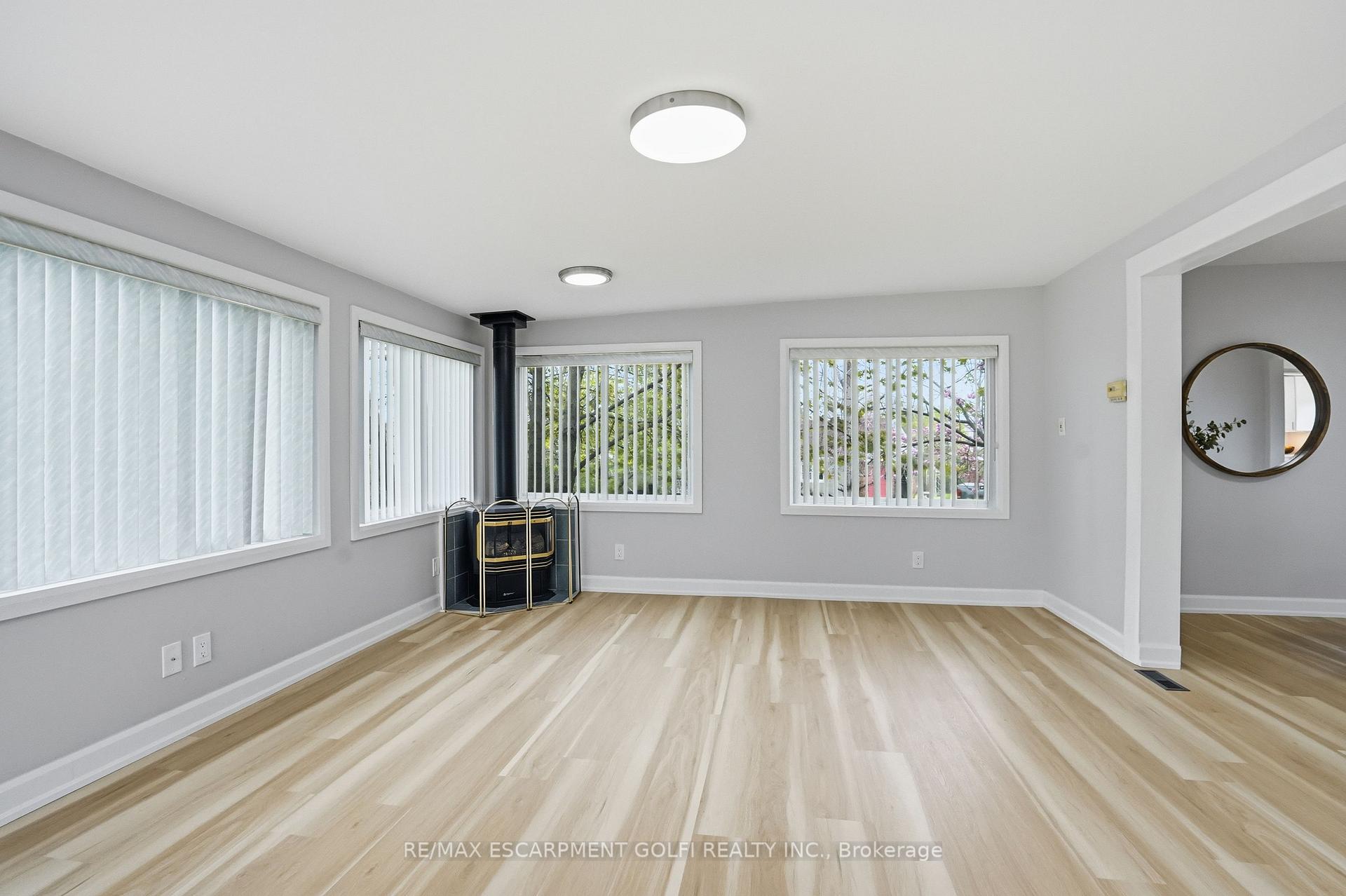 Photo 15 of 12 Valley Road, St. Catharines, Rykert/Vansickle — HOMEH