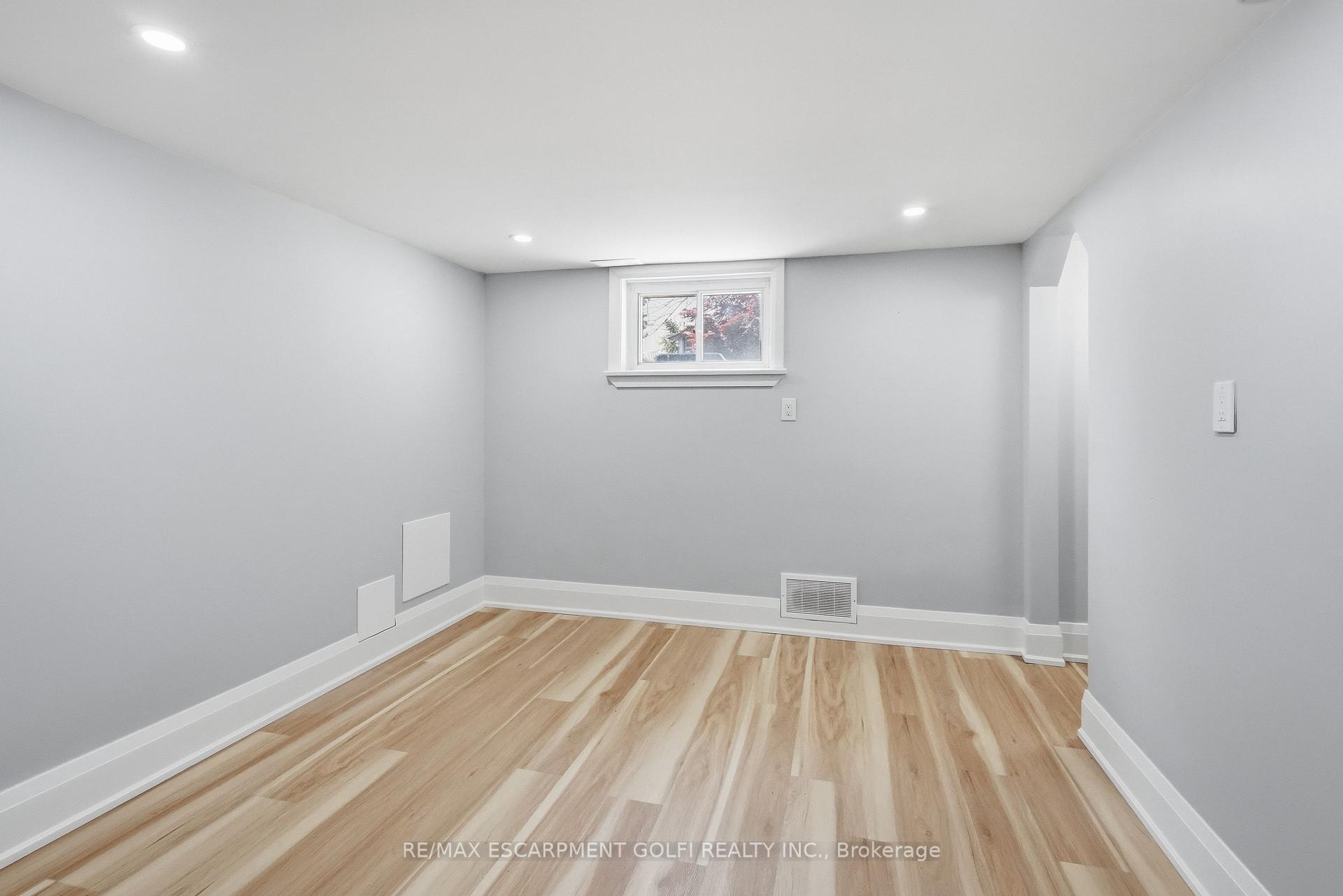 Photo 25 of 12 Valley Road, St. Catharines, Rykert/Vansickle — HOMEH