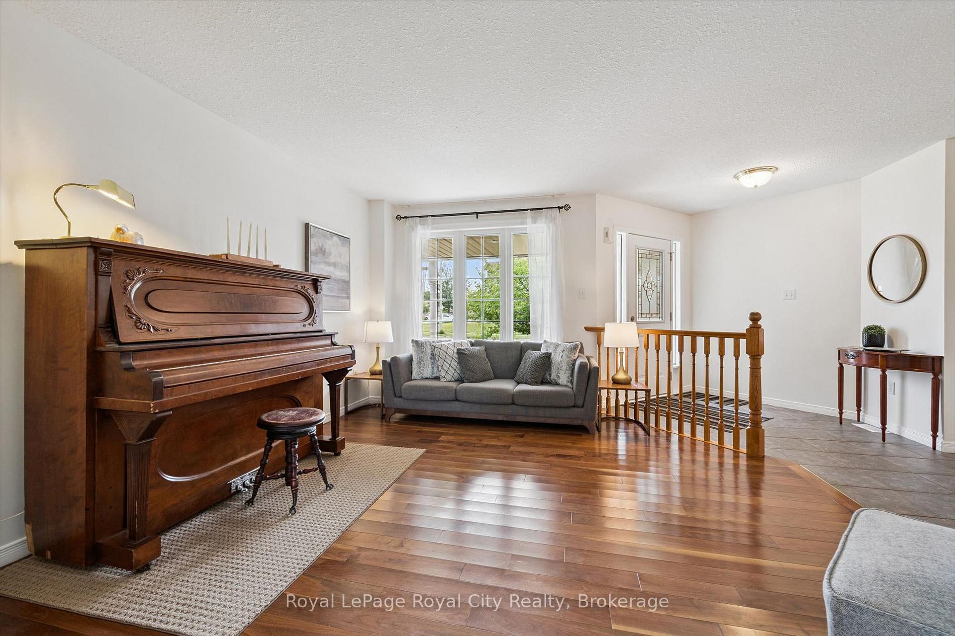 Photo 8 of 3 Munroe Crescent, Guelph, Clairfields/Hanlon Business Park — HOMEH