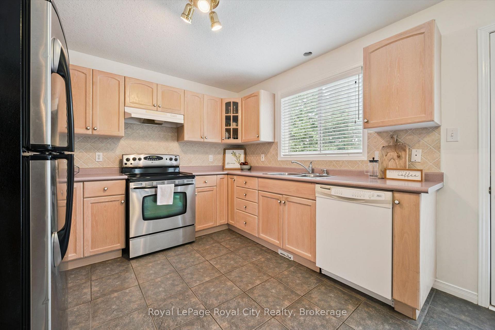 Photo 15 of 3 Munroe Crescent, Guelph, Clairfields/Hanlon Business Park — HOMEH