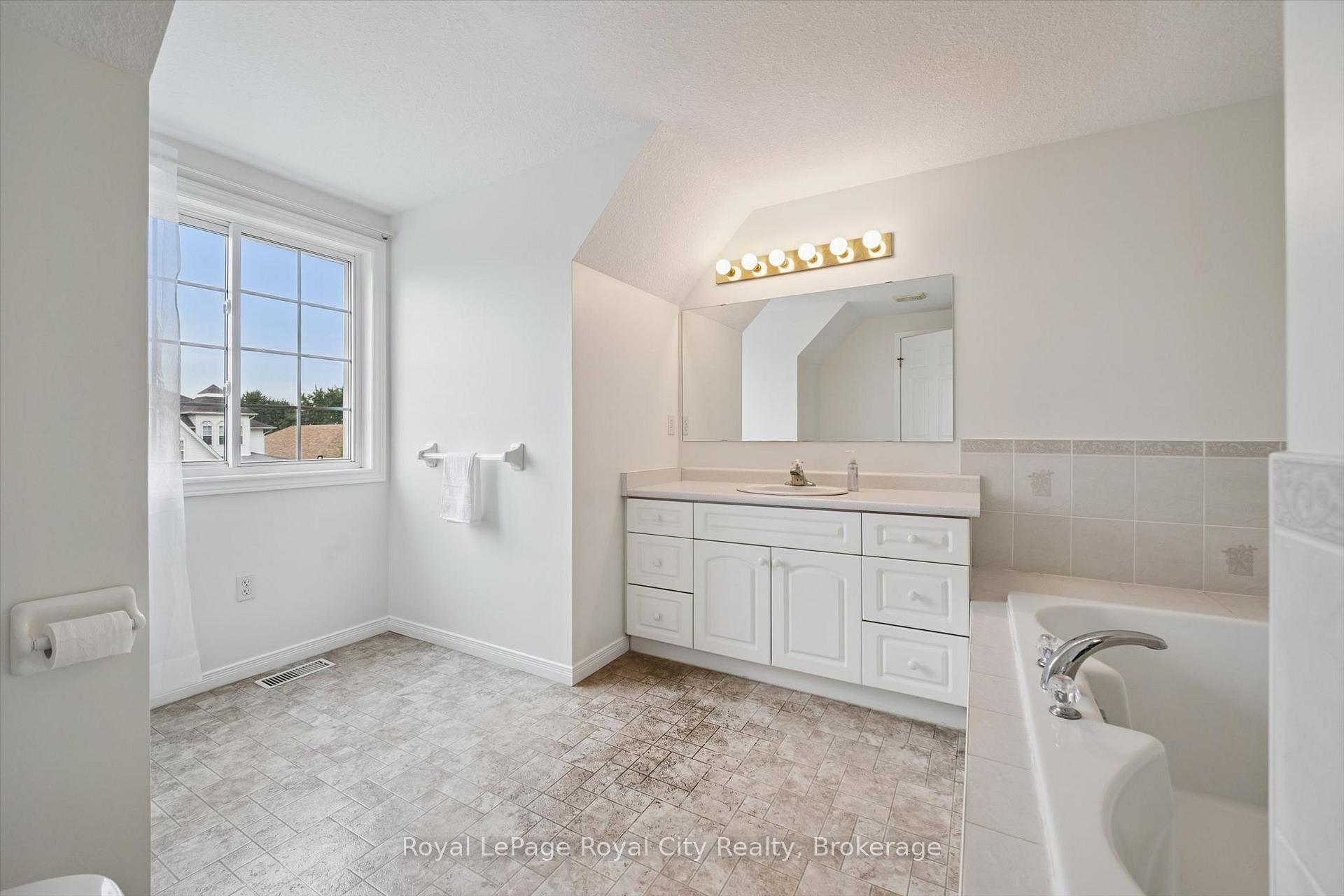 Photo 25 of 3 Munroe Crescent, Guelph, Clairfields/Hanlon Business Park — HOMEH