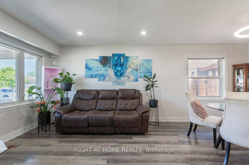 Photo 4 of 4 Fennimore Crescent, North York, Glenfield-Jane Heights — HOMEH
