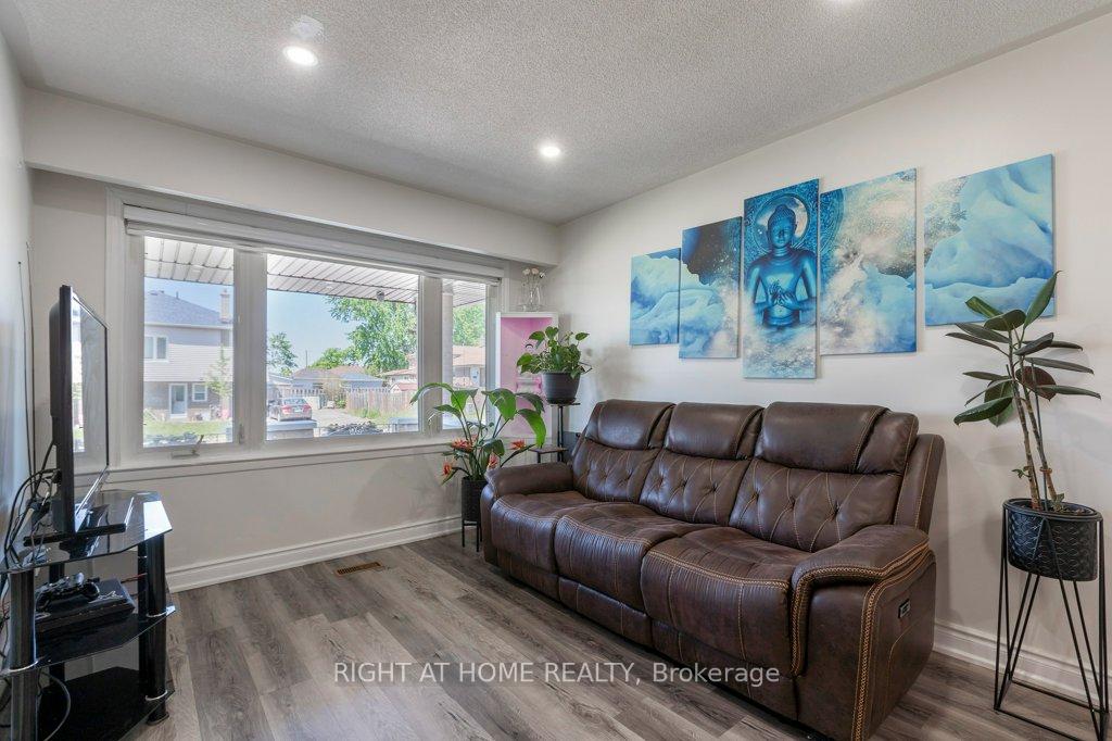 Photo 5 of 4 Fennimore Crescent, North York, Glenfield-Jane Heights — HOMEH