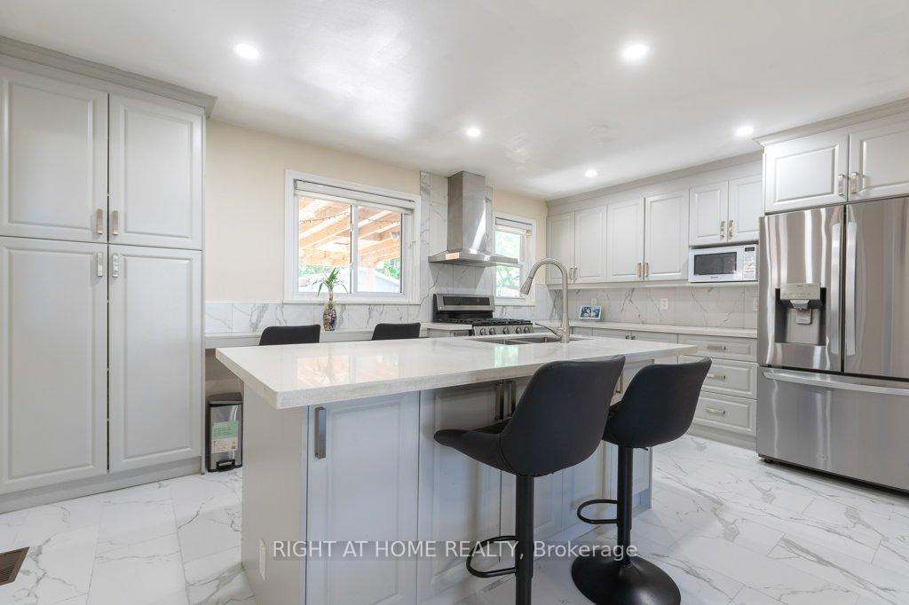 Photo 10 of 4 Fennimore Crescent, North York, Glenfield-Jane Heights — HOMEH