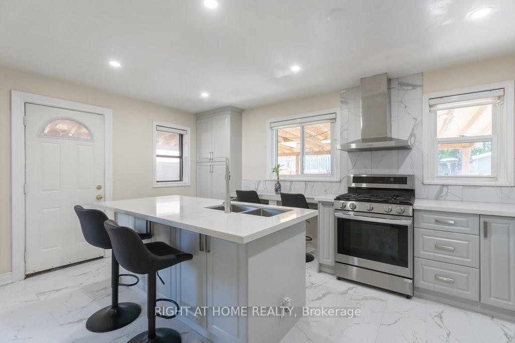 Photo 13 of 4 Fennimore Crescent, North York, Glenfield-Jane Heights — HOMEH