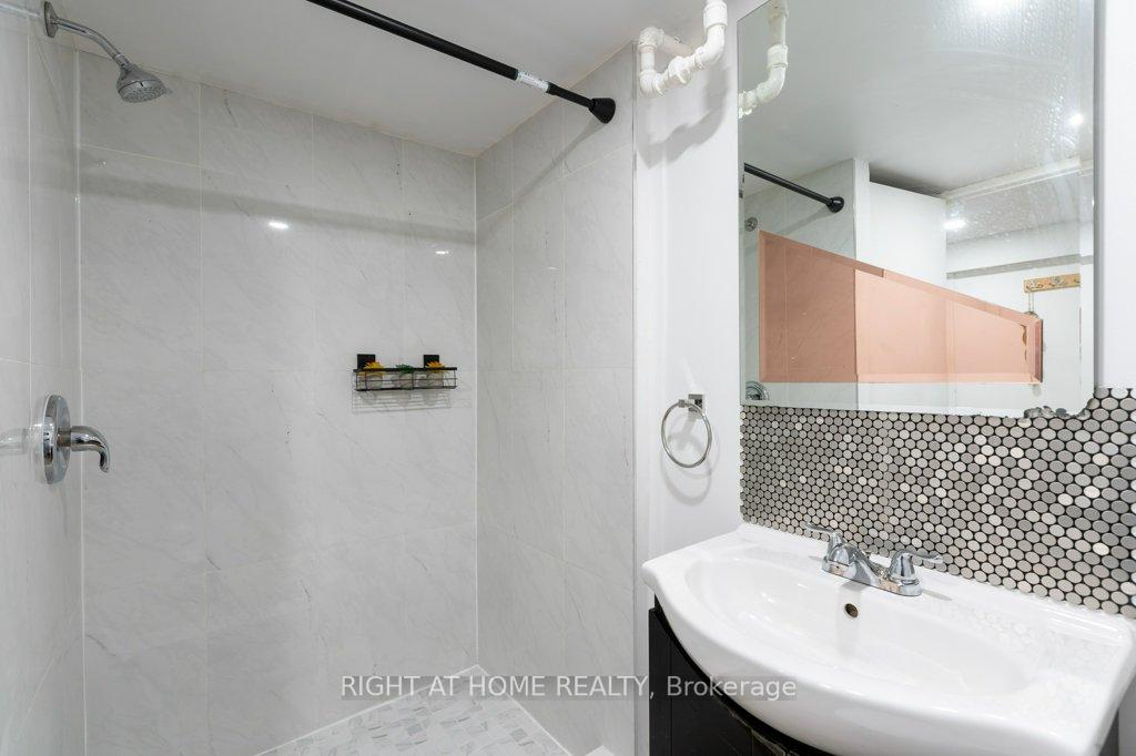 Photo 32 of 4 Fennimore Crescent, North York, Glenfield-Jane Heights — HOMEH